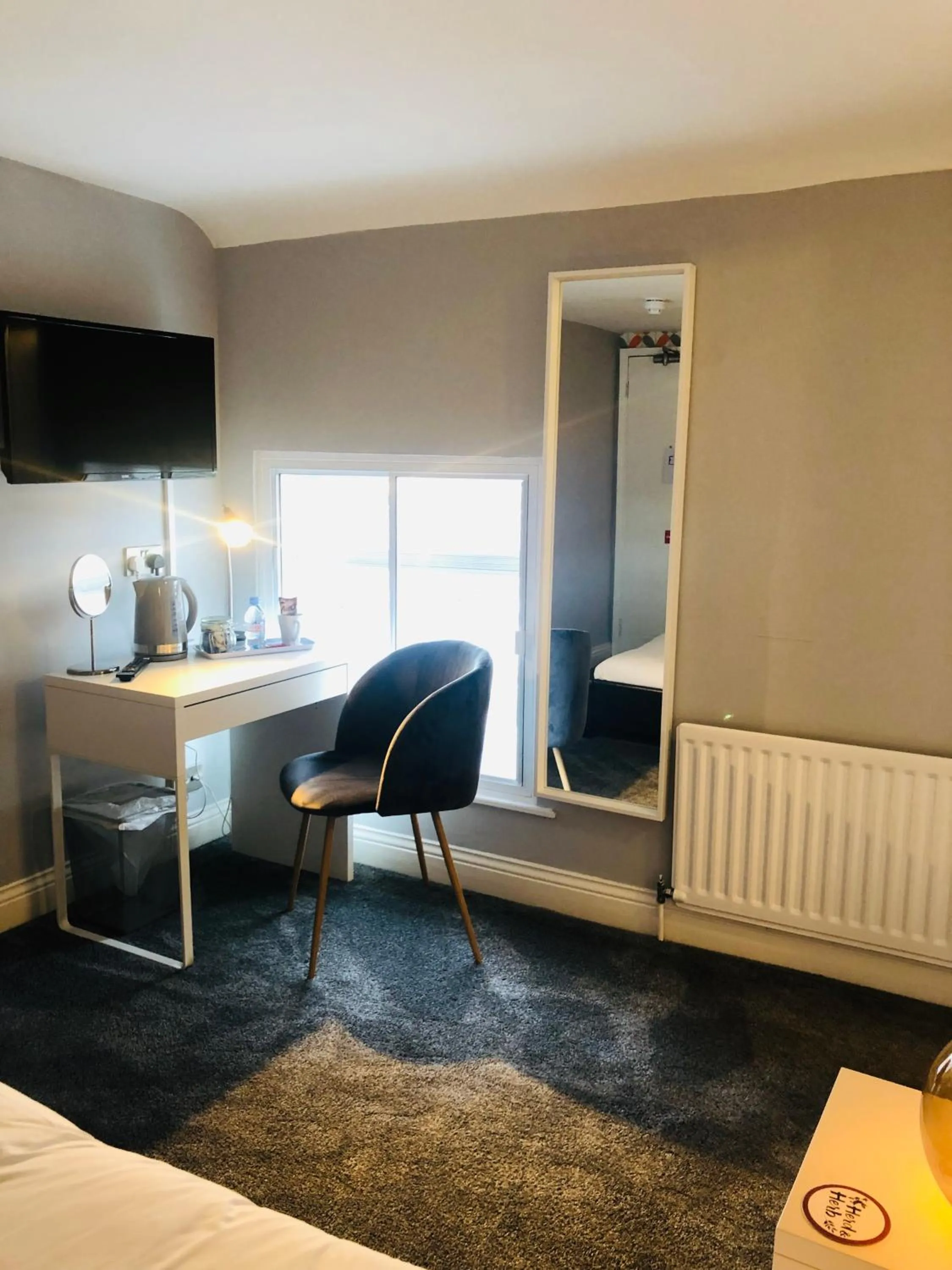 Bedroom in Hardwick Arms Hotel