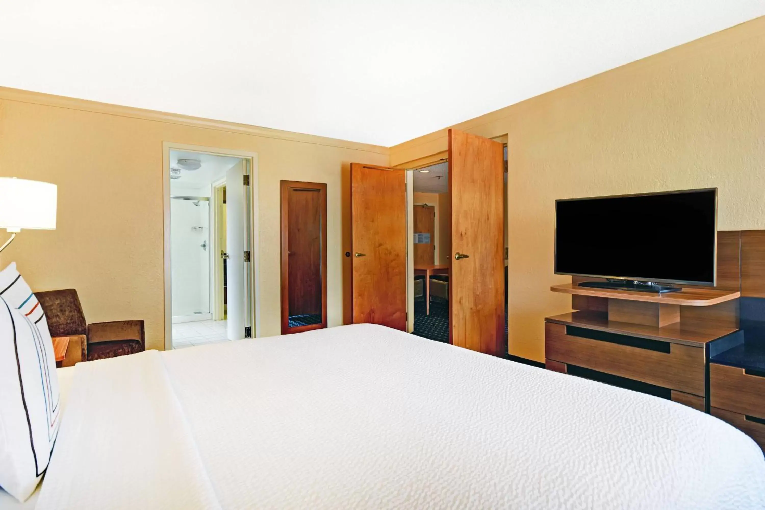 Bedroom, TV/Entertainment Center in Fairfield Inn & Suites by Marriott Atlanta Vinings/Galleria