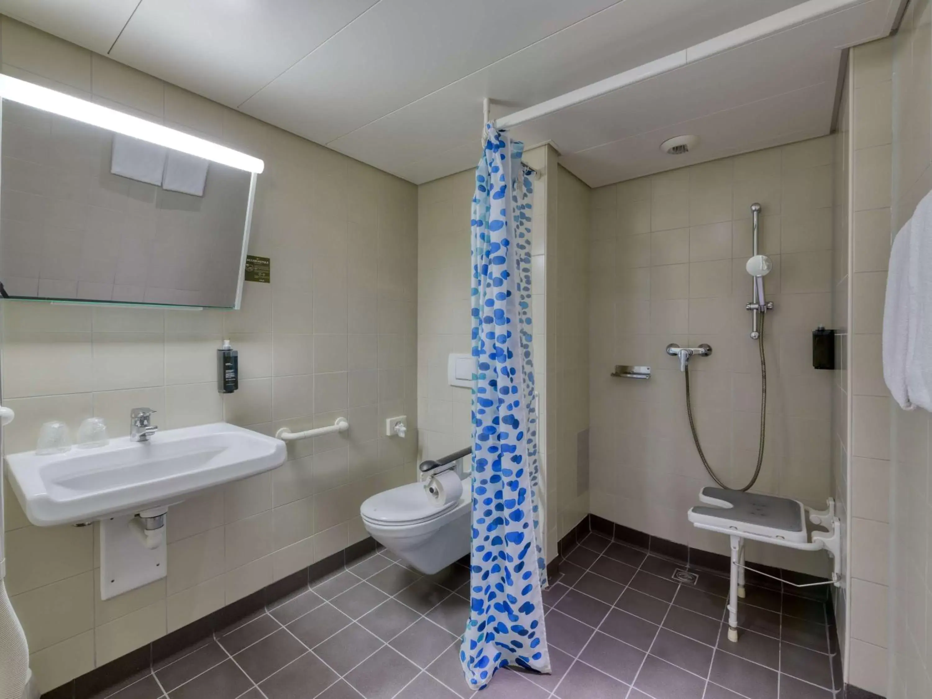 Photo of the whole room, Bathroom in ibis Zürich City West