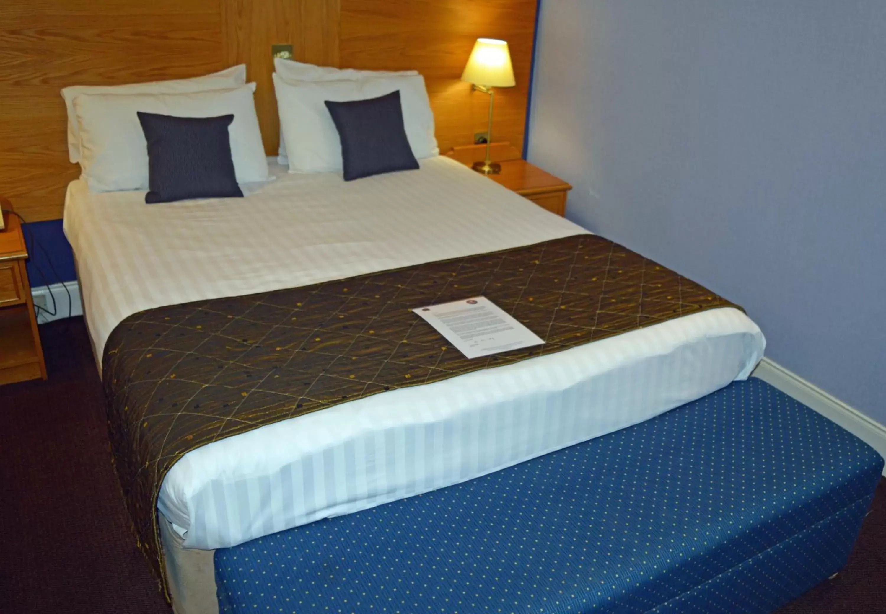 Bed in Best Western Kings Manor