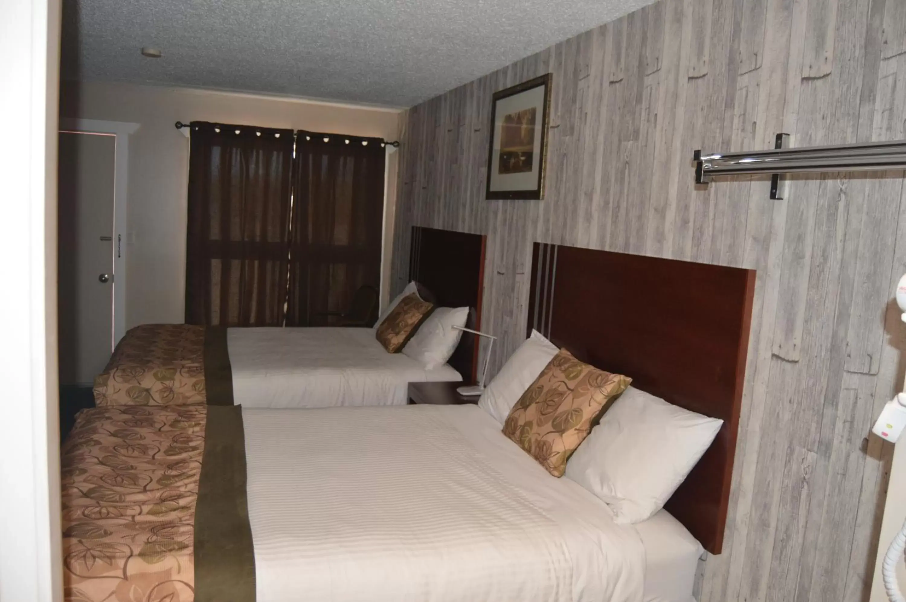 Bed in Wheel Inn Motel