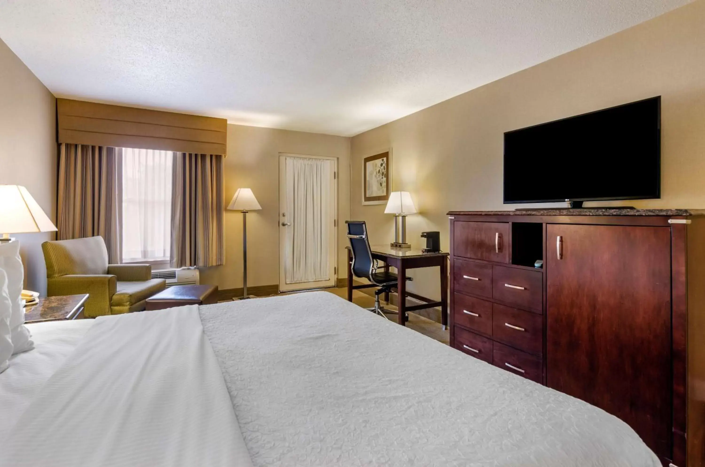 Bedroom, TV/Entertainment Center in Best Western Plus Inn at Hunt Ridge