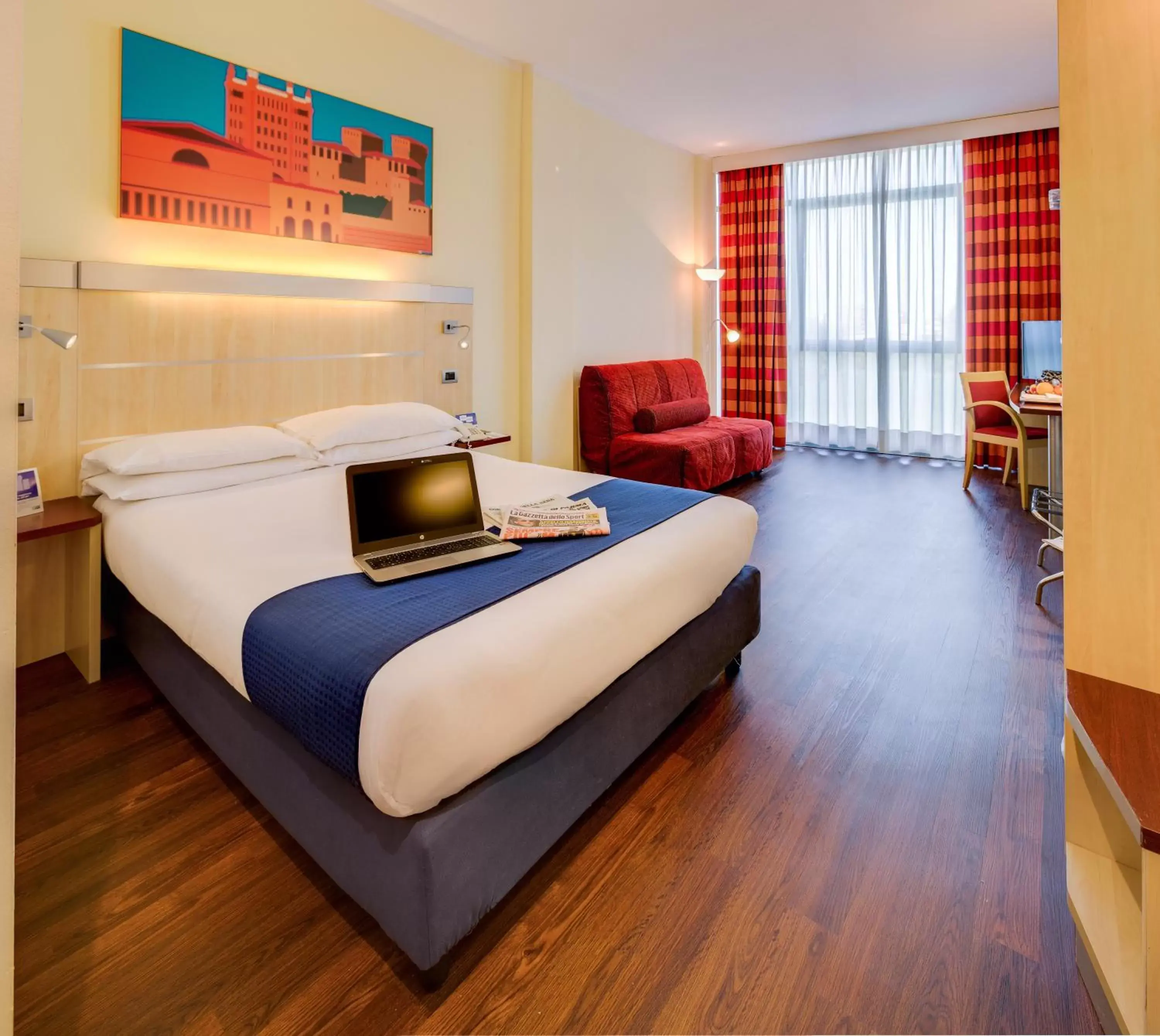 Property building, Bed in Holiday Inn Express Parma, an IHG Hotel