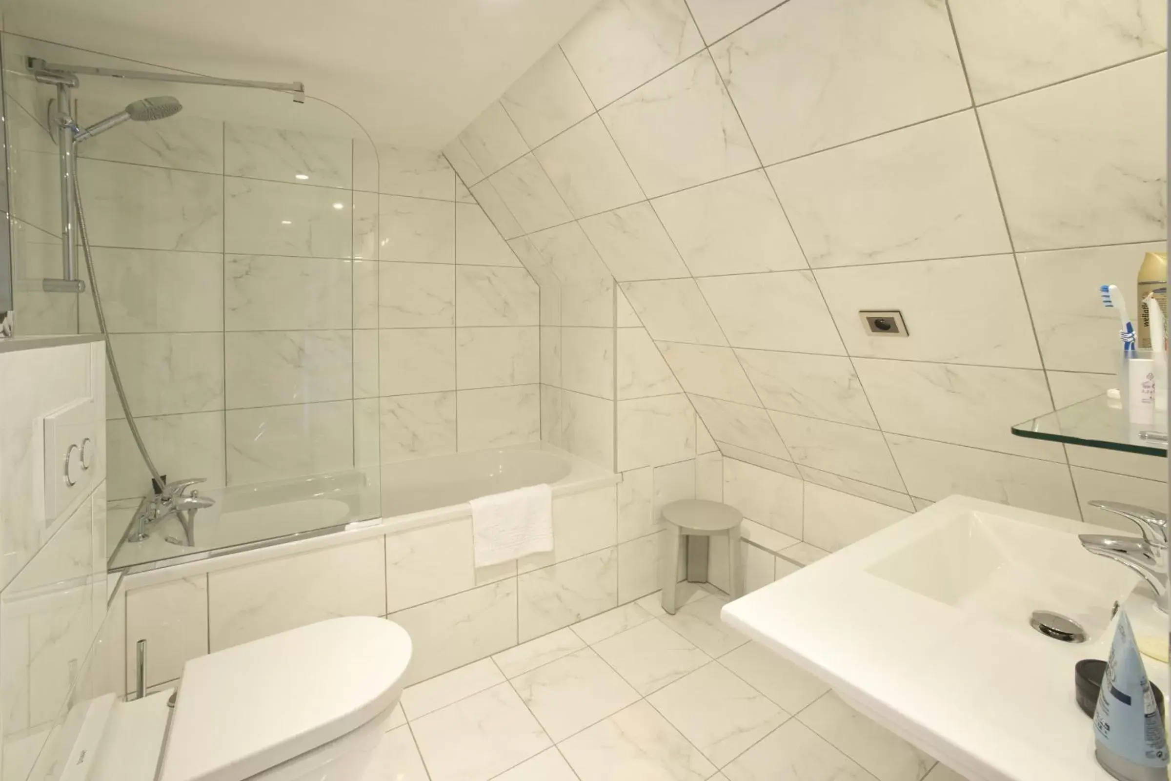 Bathroom in Hôtel Du Dragon