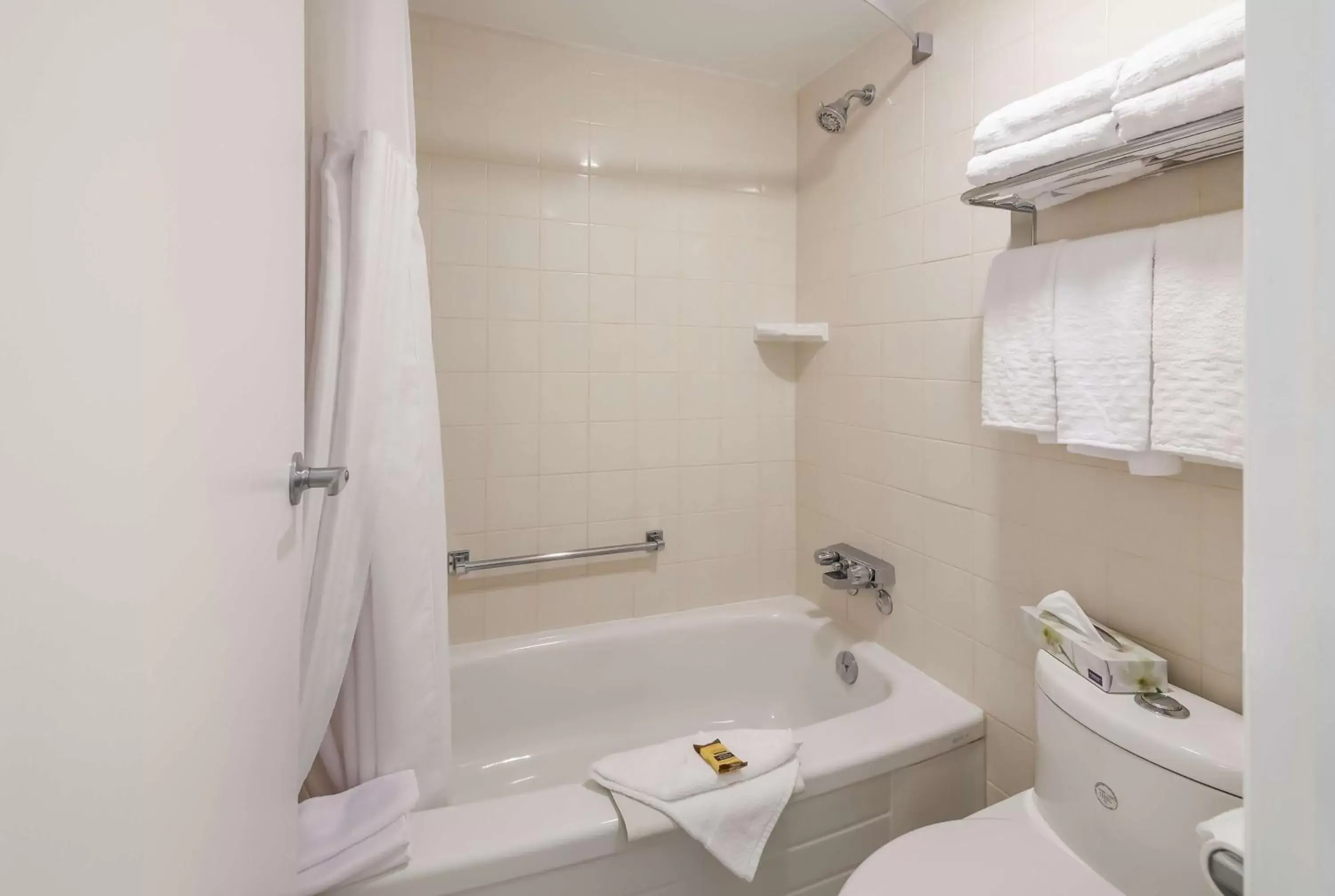 Bathroom in SureStay Hotel by Best Western Rossland Red Mountain