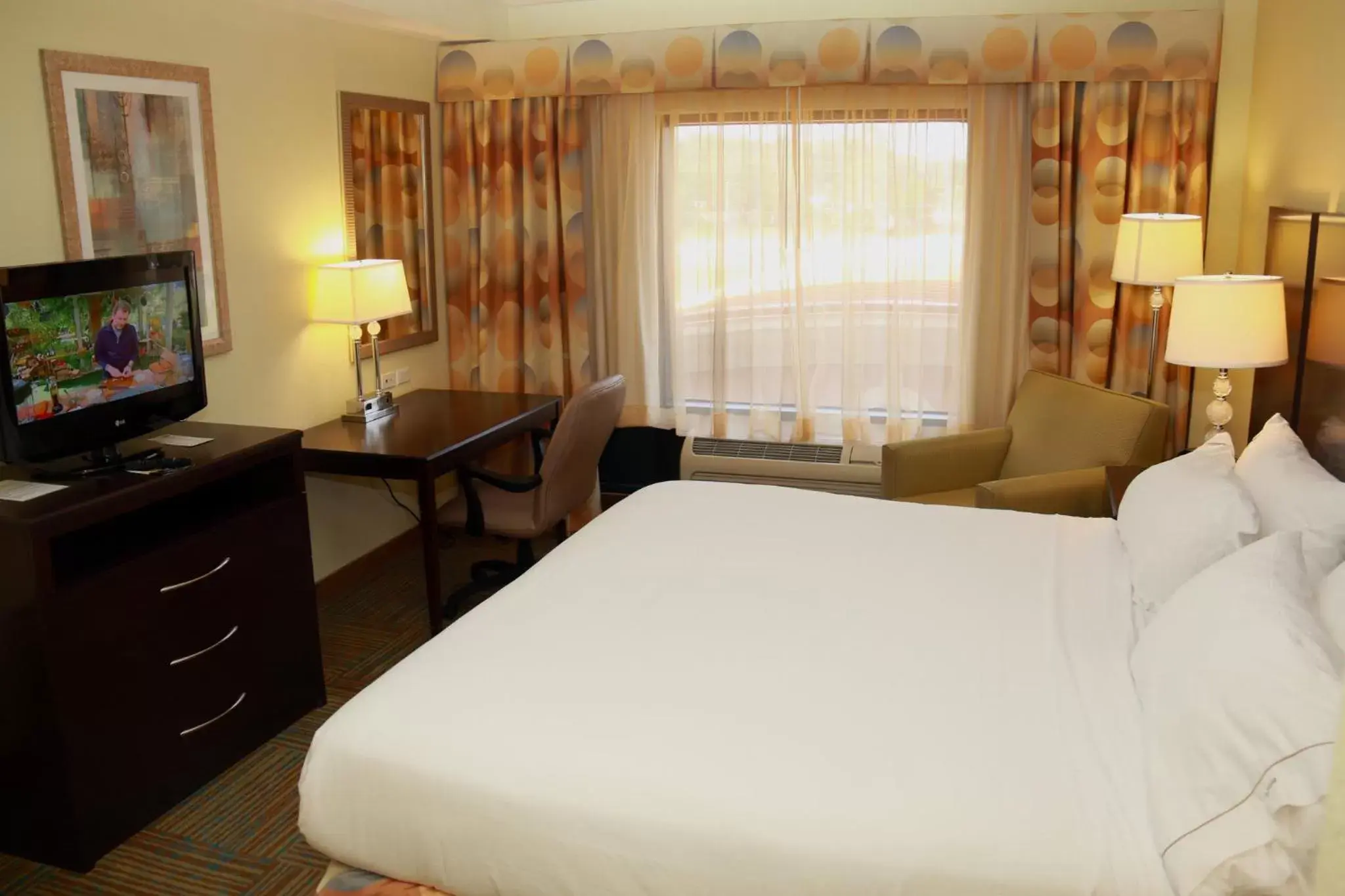 Photo of the whole room, Bed in Holiday Inn Express Hotel & Suites Perry, an IHG Hotel