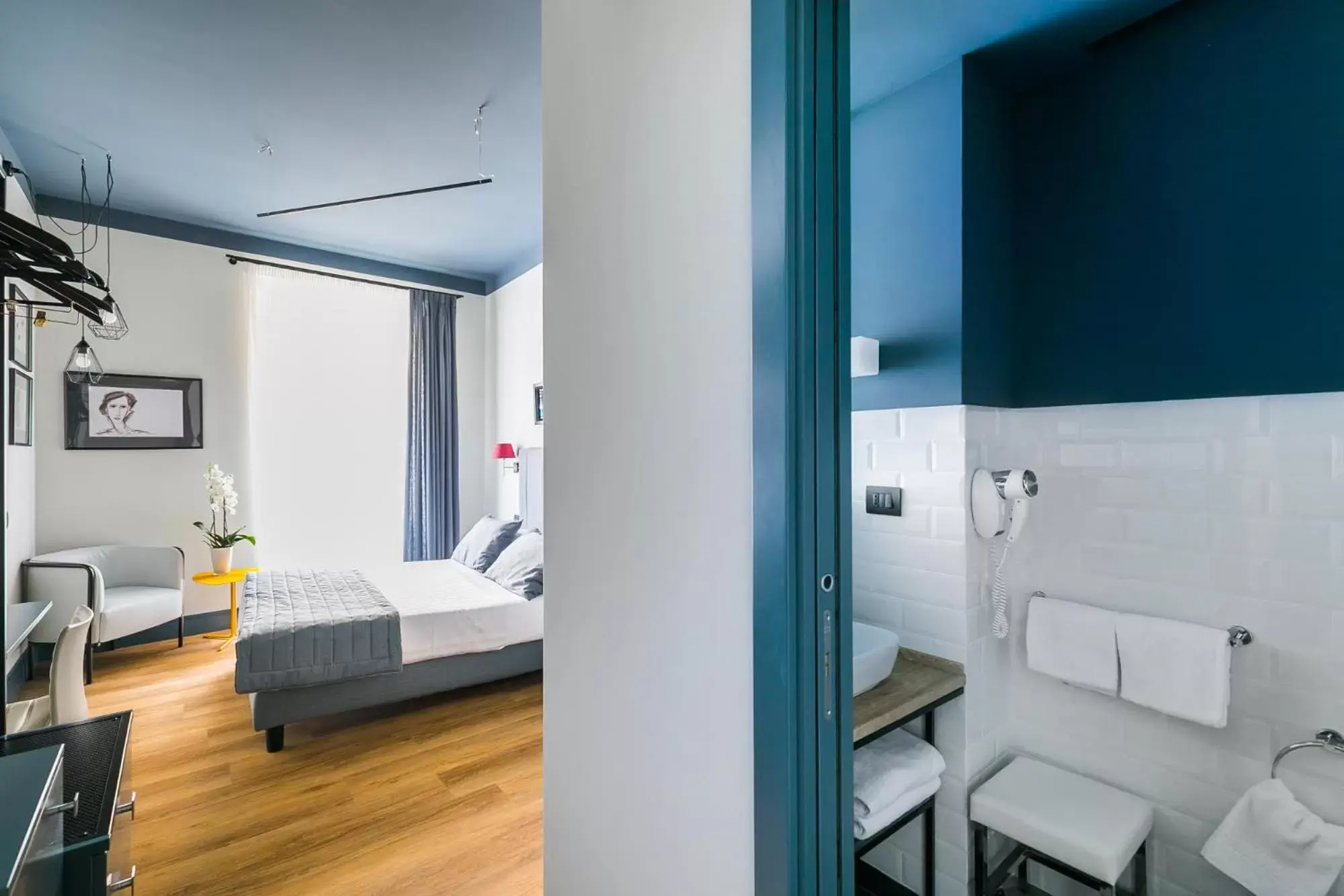 Bathroom, Bed in Hotel La Rovere