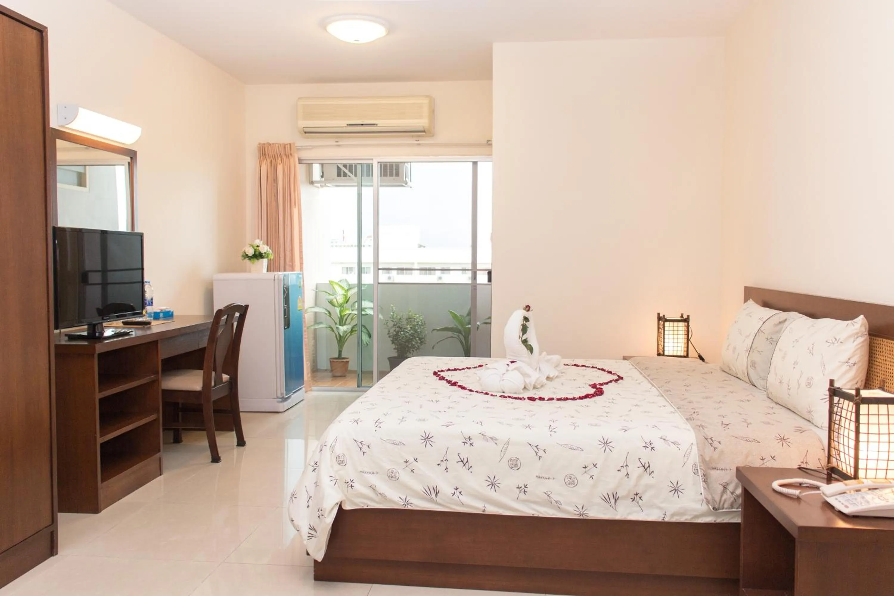 Photo of the whole room, Bed in K.V.Mansion