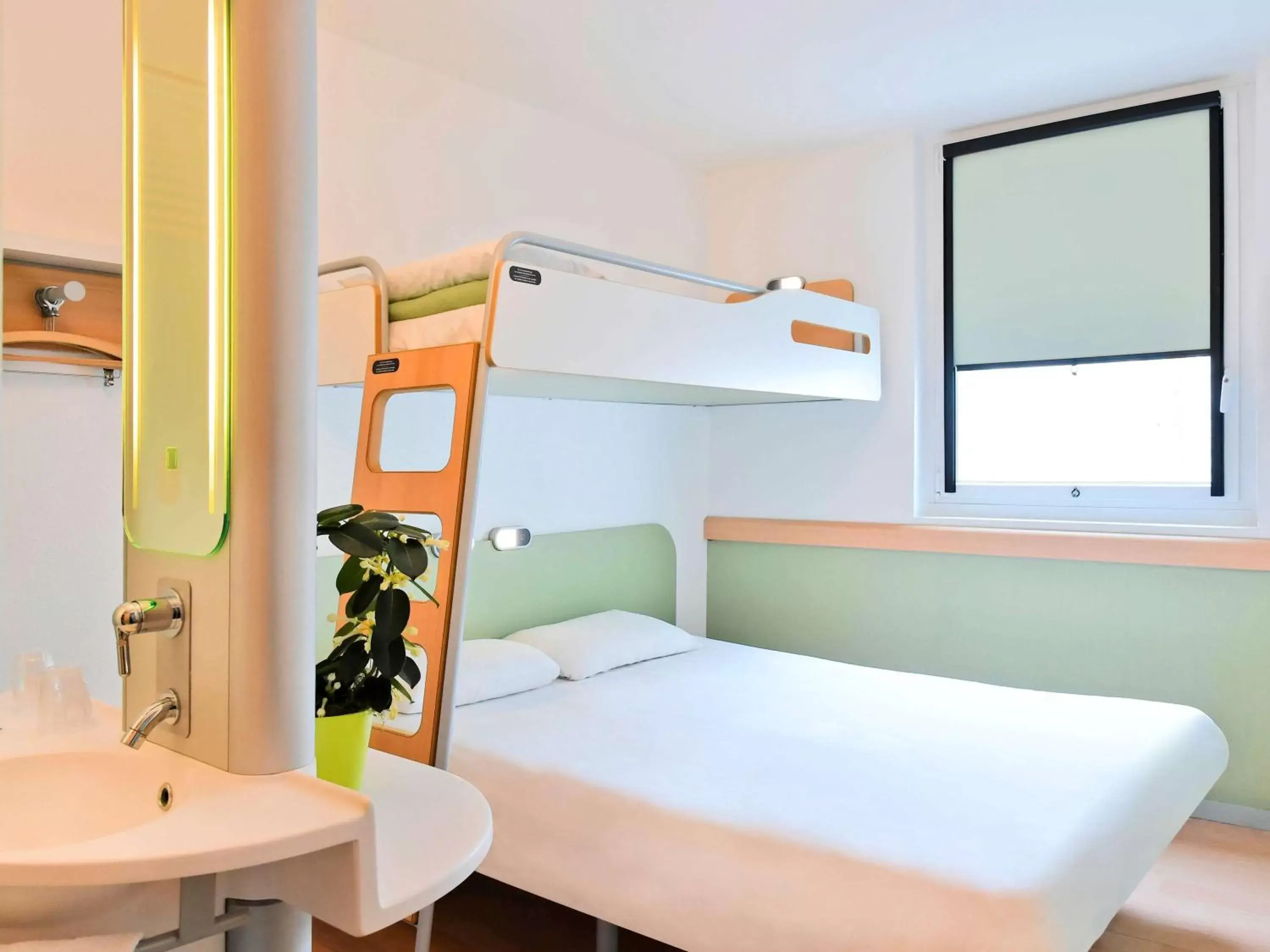 Photo of the whole room, Bathroom in ibis budget Saint-Quentin Centre Gare