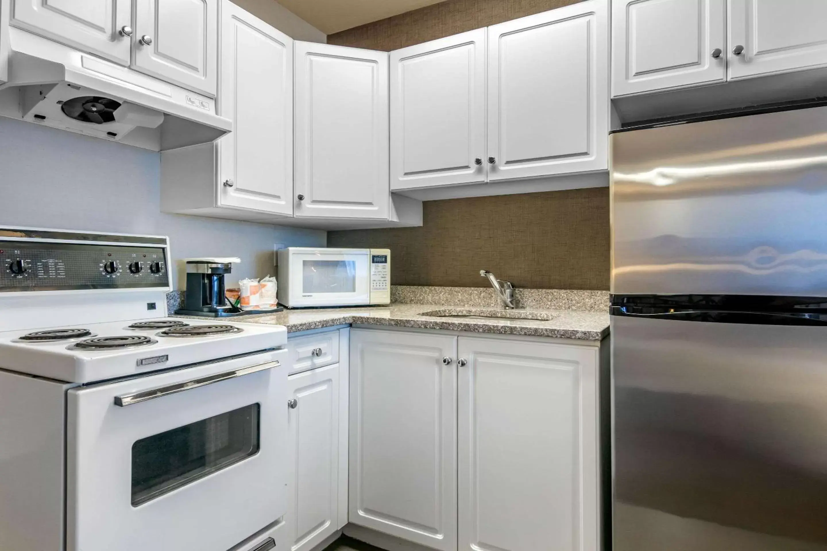 Photo of the whole room, Kitchen/Kitchenette in Quality Inn Kamloops