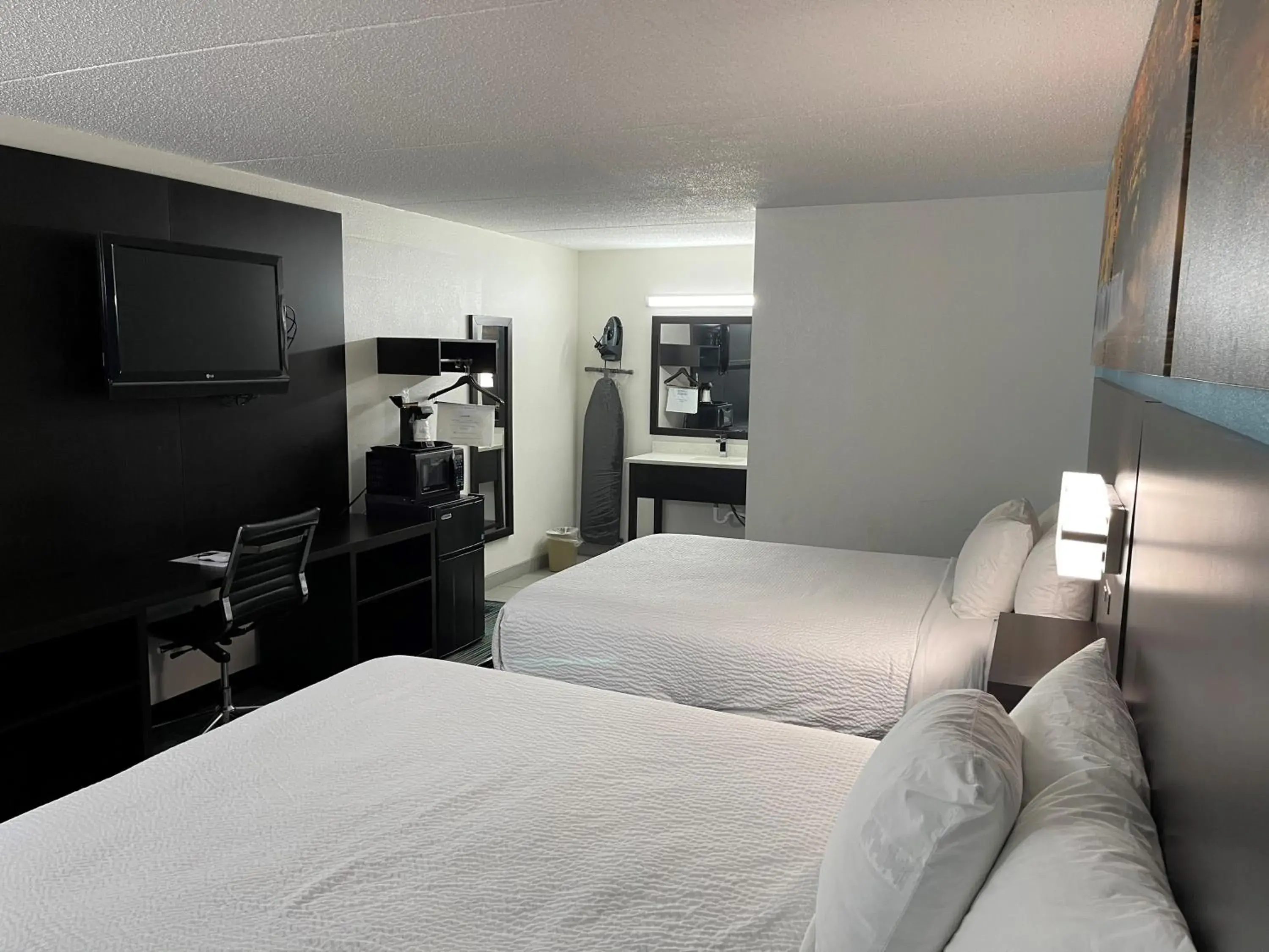 Bed in Days Inn by Wyndham Calhoun GA I-75 and US-41 Bed in Days Inn by Wyndham Calhoun GA I-75 and US-41