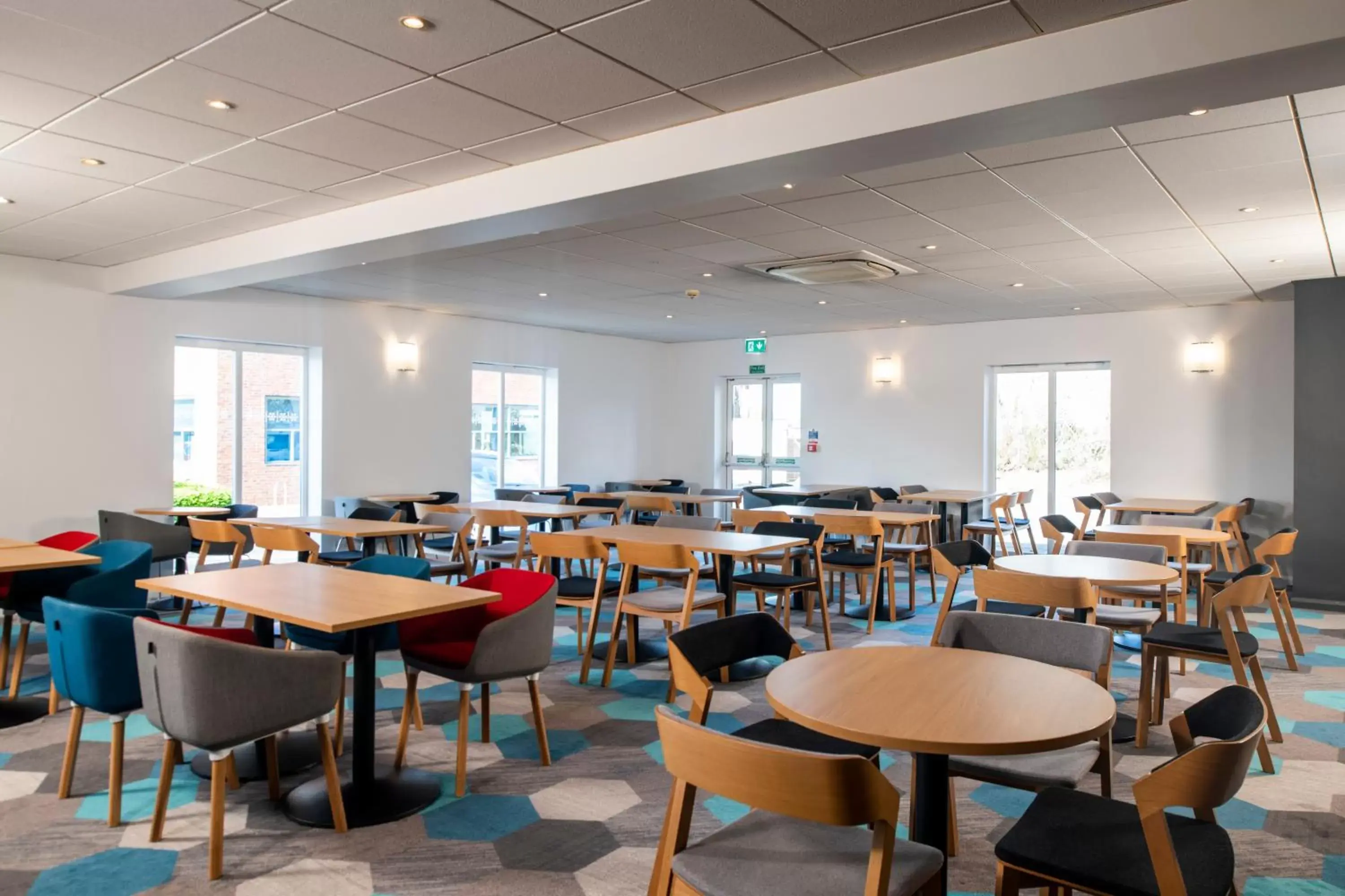 Lounge or bar, Restaurant/Places to Eat in Holiday Inn Express Newcastle Gateshead, an IHG Hotel