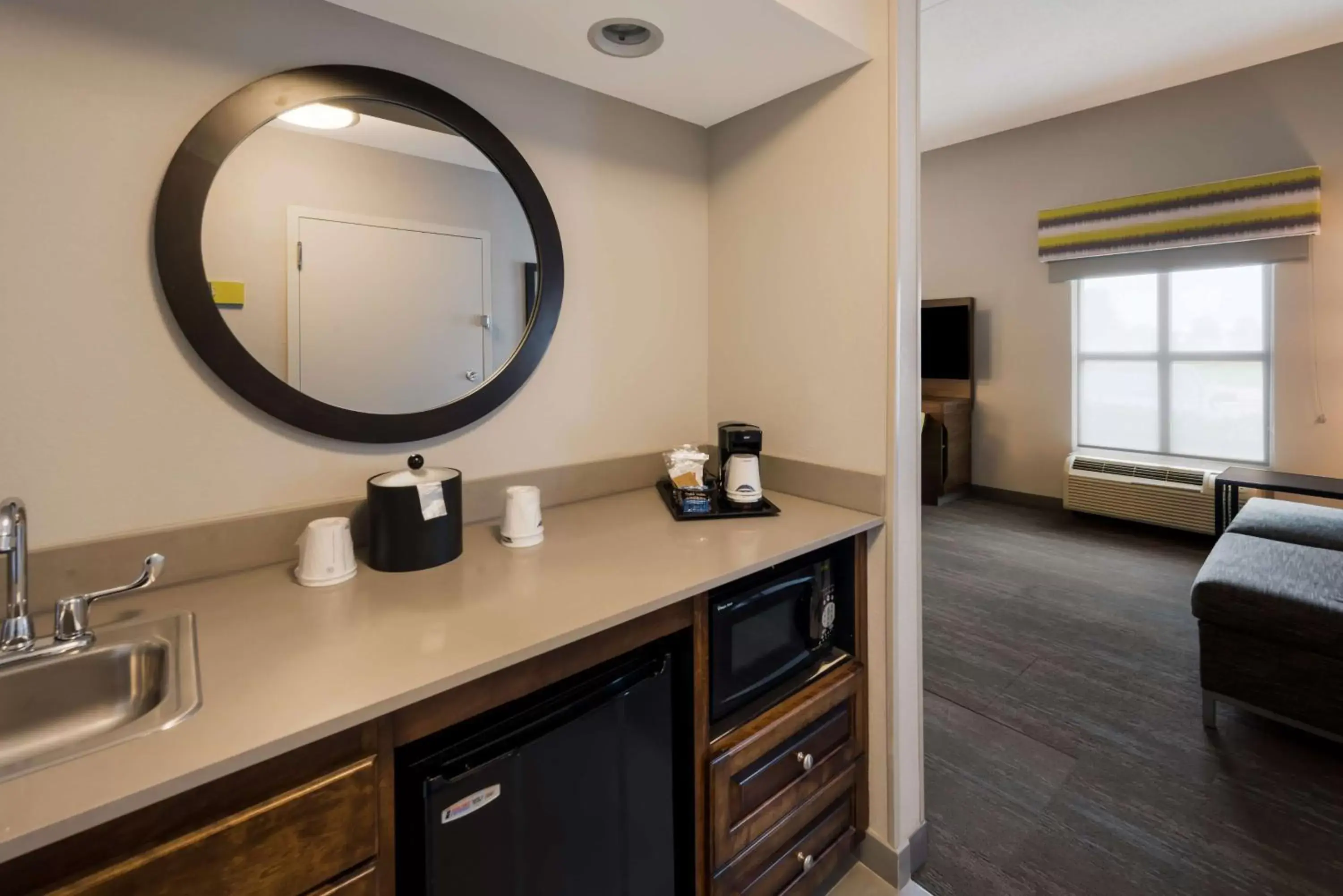 Photo of the whole room, Kitchen/Kitchenette in Hampton Inn and Suites Fredericksburg