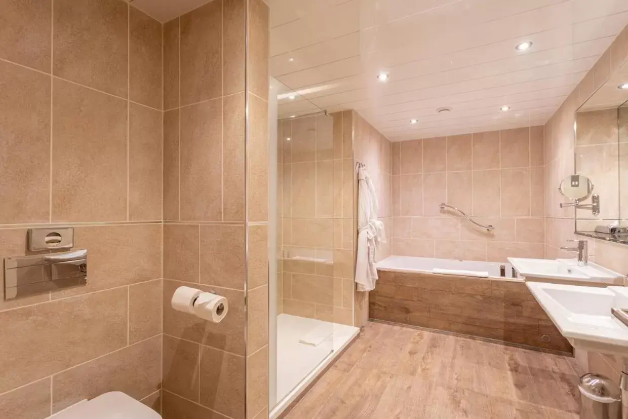 Bathroom in B/W Premier Doncaster Mount Pleasant Hotel