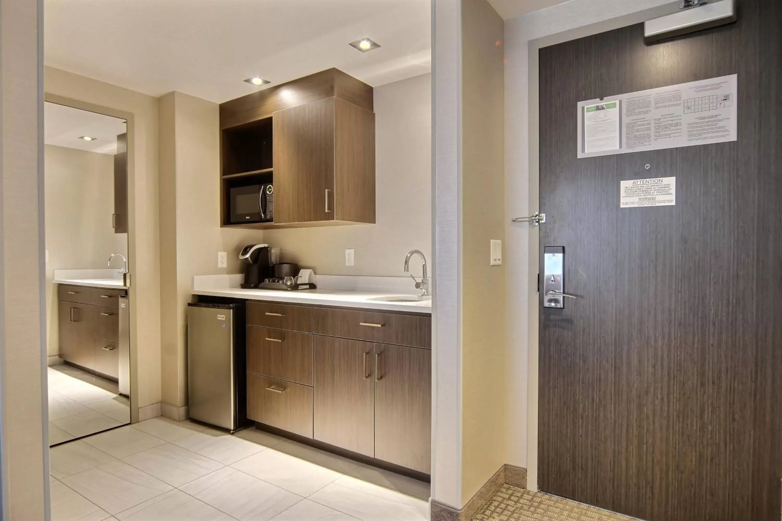 Kitchen or kitchenette, Kitchen/Kitchenette in Courtyard by Marriott Quebec City