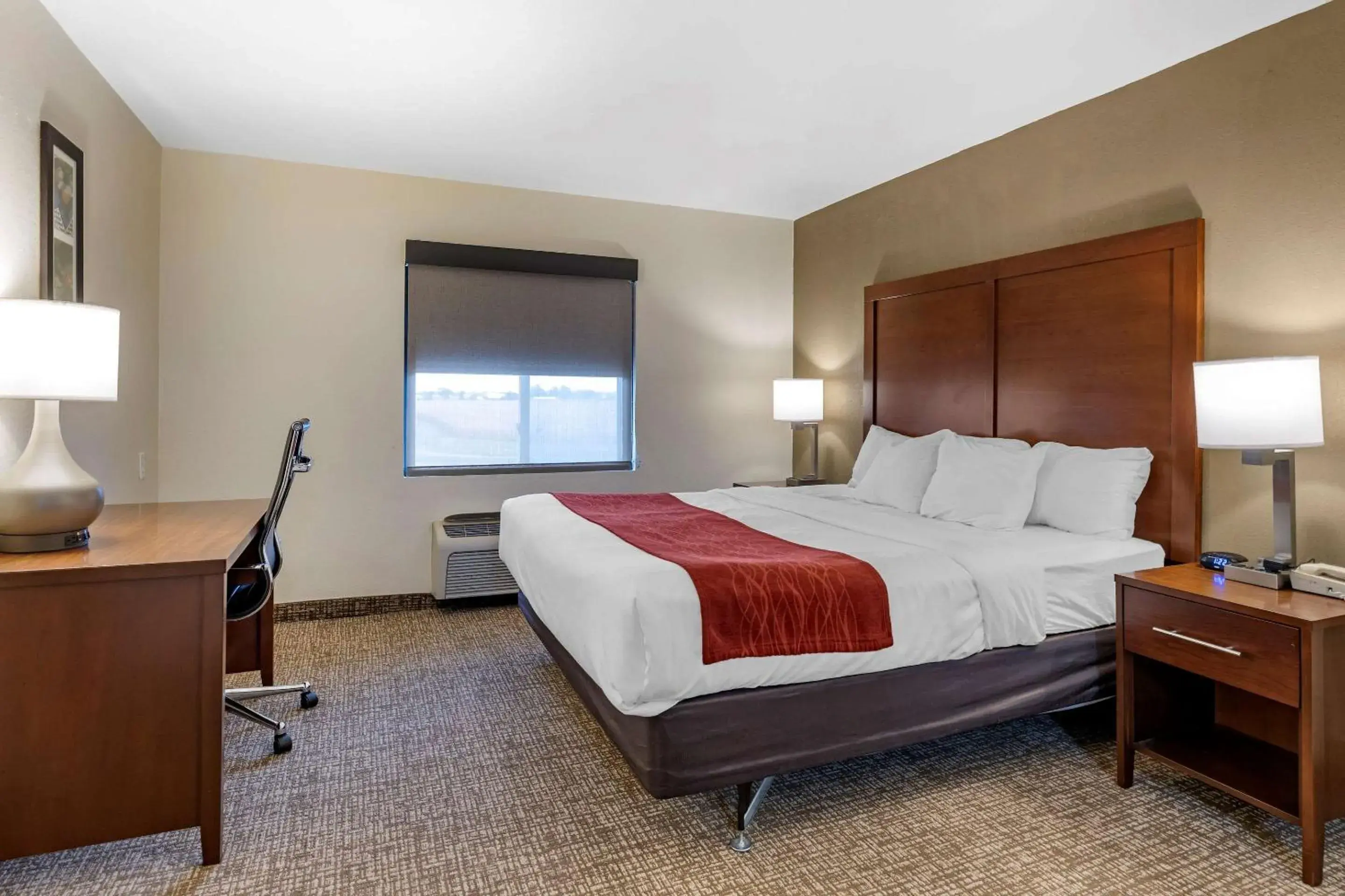 Photo of the whole room, Bed in Comfort Inn & Suites Greenville I-70