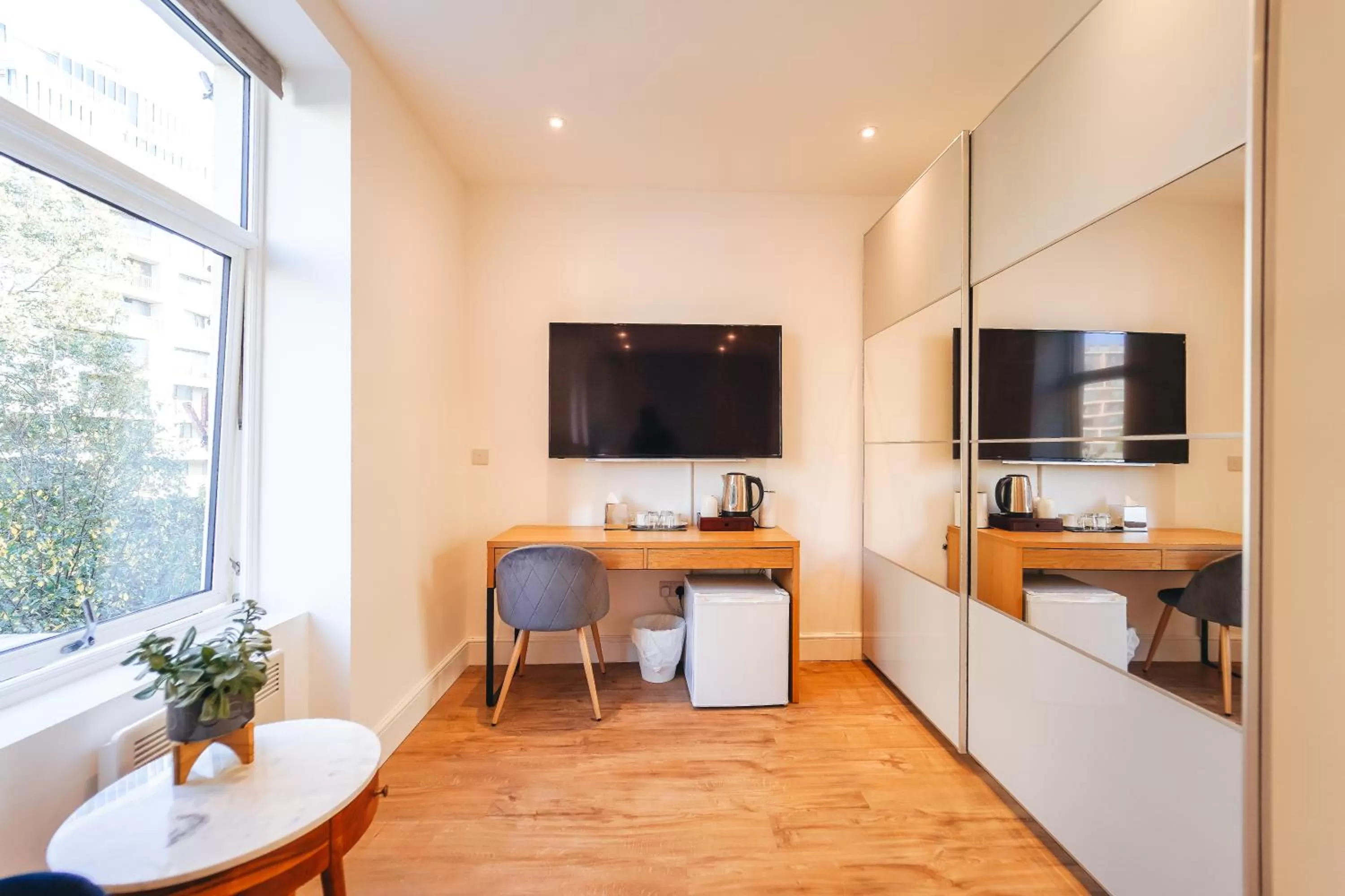 TV/Entertainment Center in The Avonmore Olympia