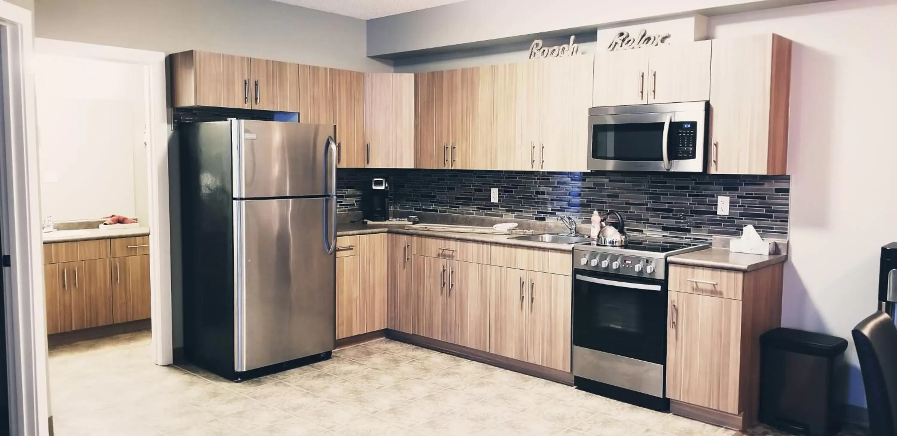 Kitchen/Kitchenette in Alberta Beach Inn and Suites