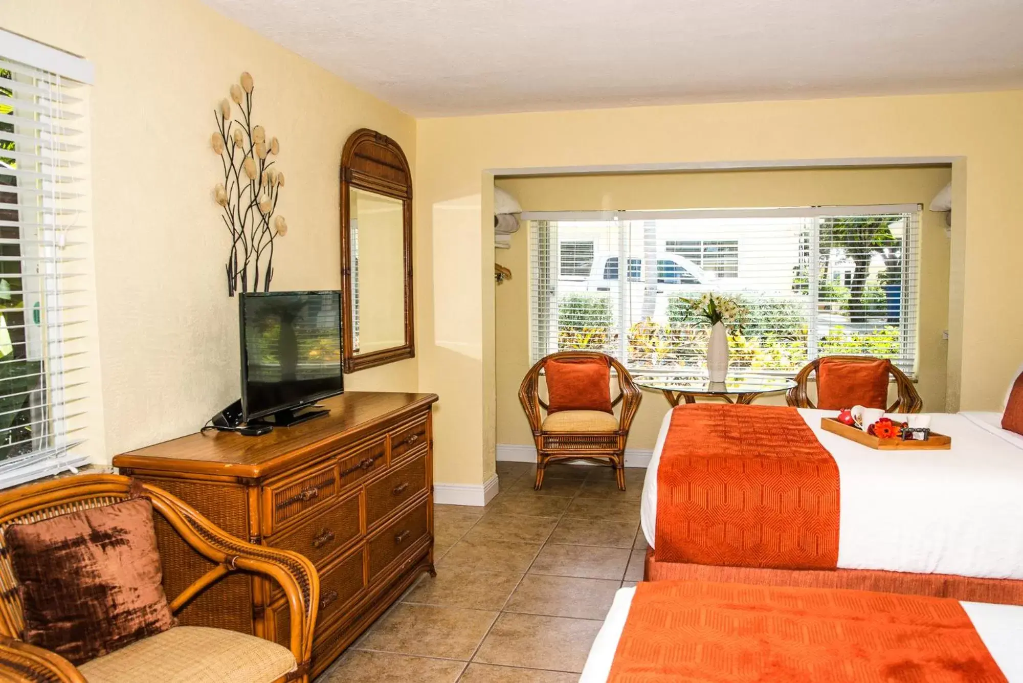 Seating area, TV/Entertainment Center in Coconut Bay Resort - Key Largo