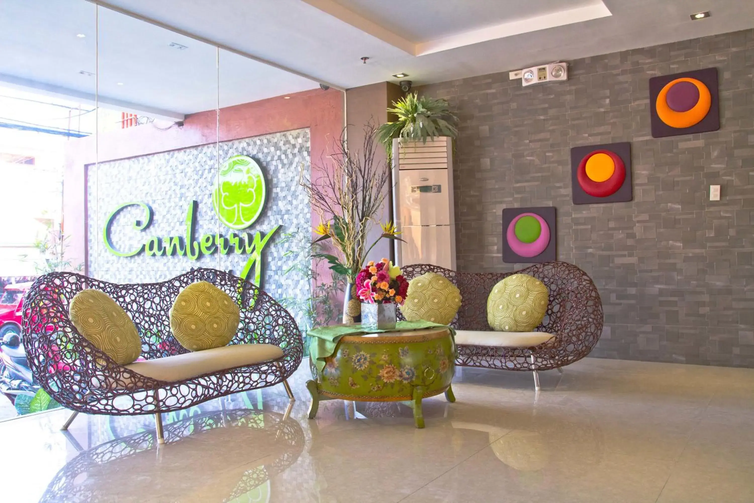 Lounge or bar, Lobby/Reception in Canberry Hotel