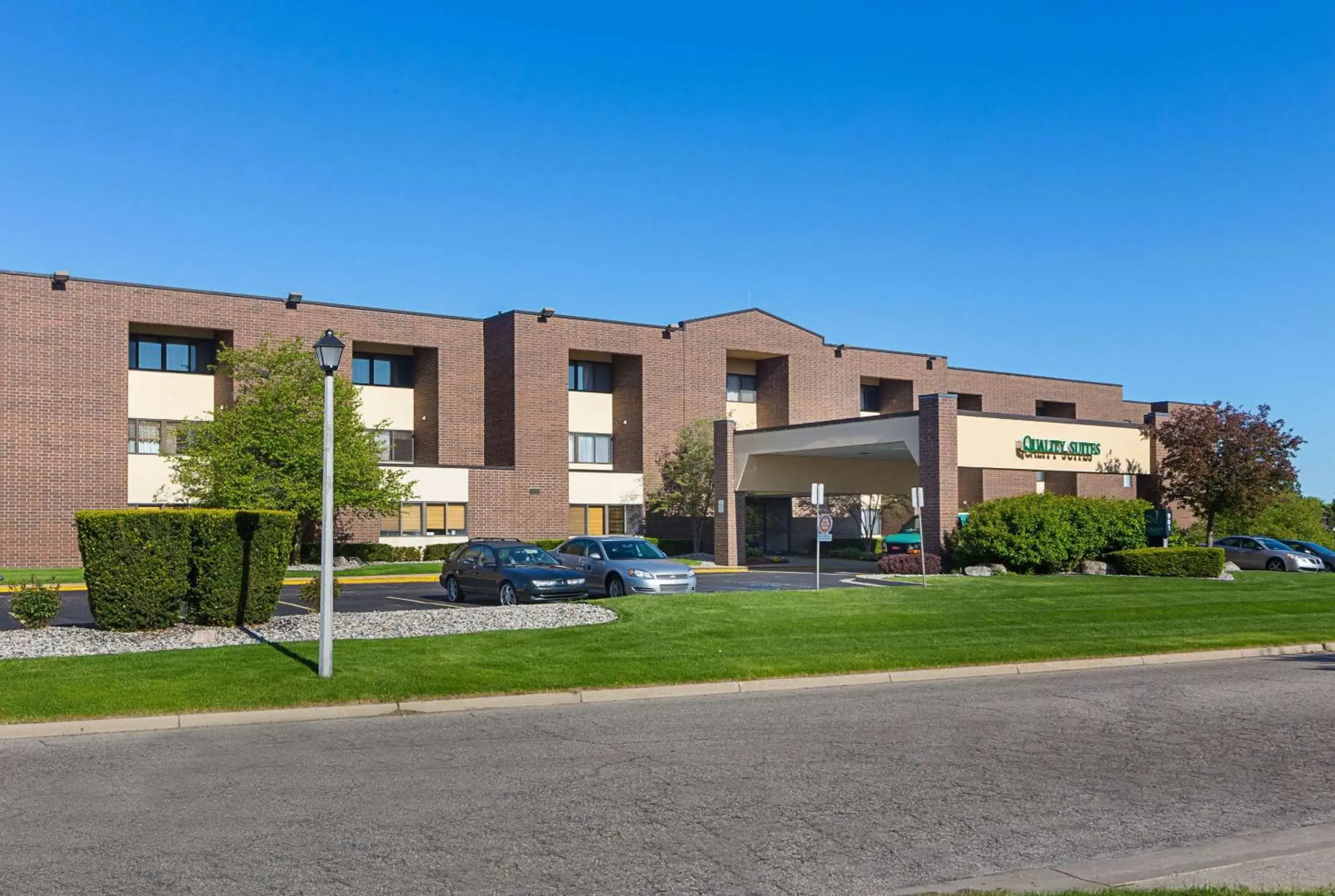 Property Building in Quality Suites Hotel - Lansing
