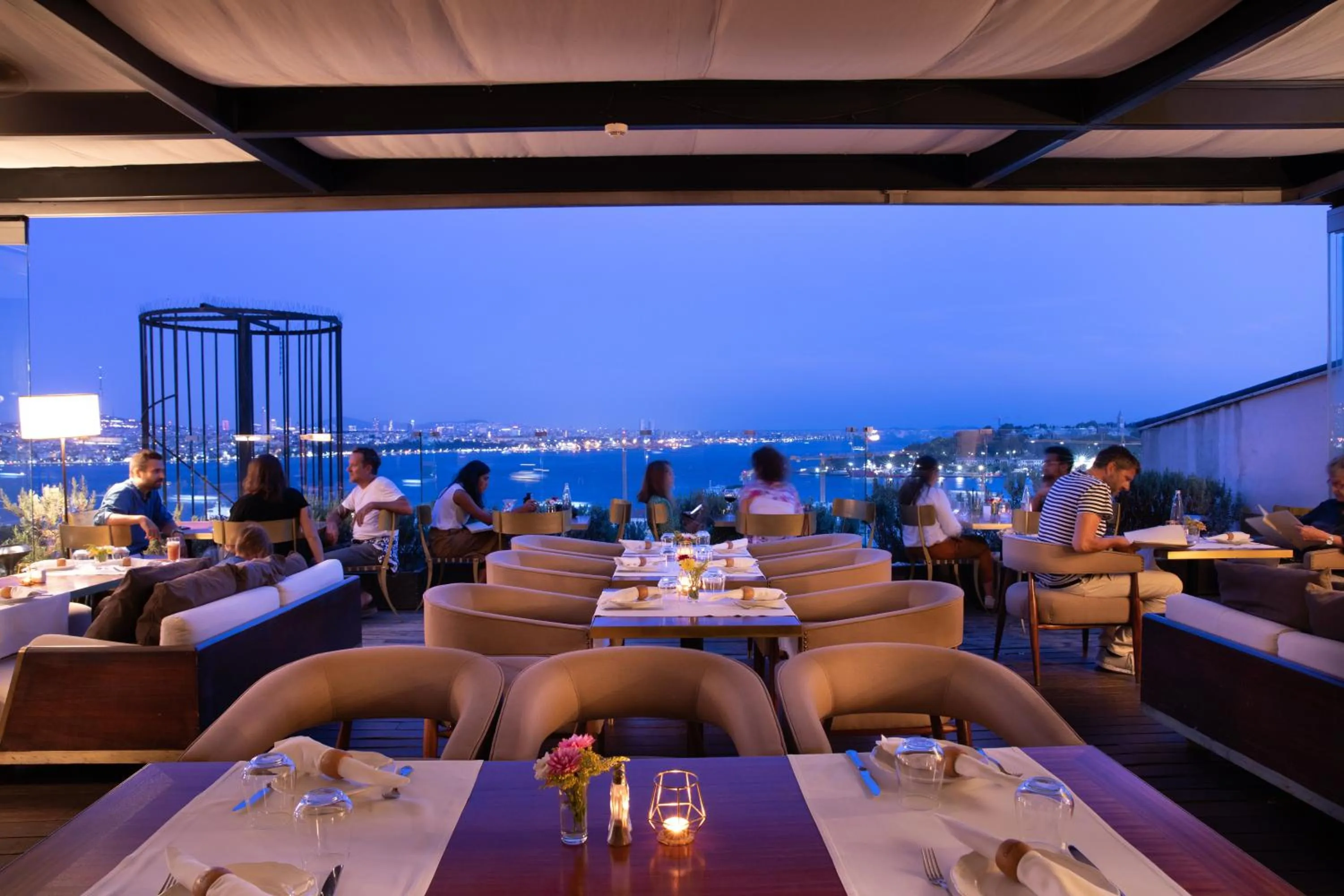 Restaurant/places to eat in Georges Hotel Galata