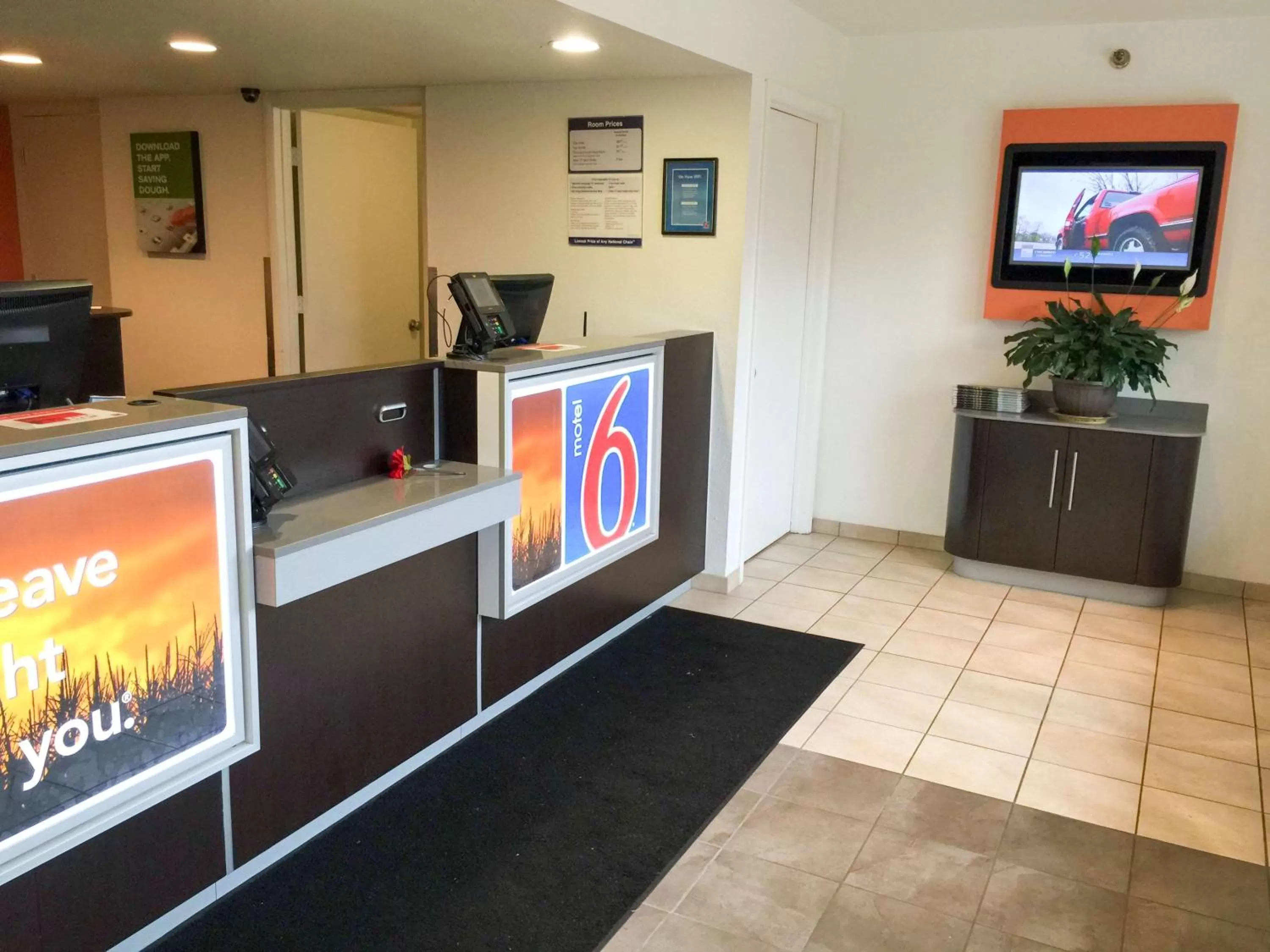 TV and multimedia in Motel 6-Roseville, MN - Minneapolis North