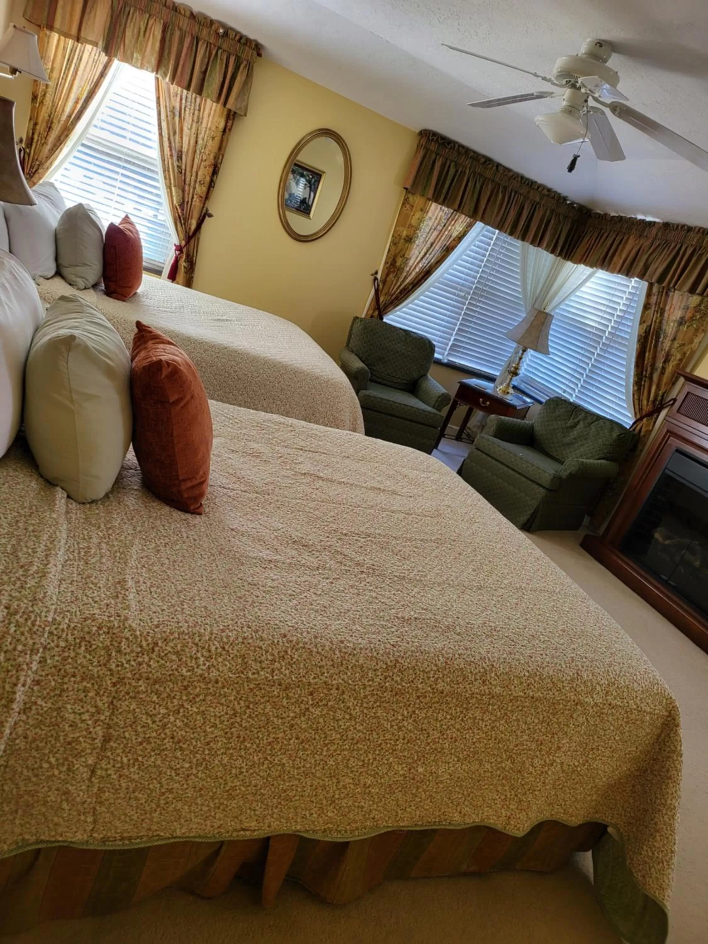 Bed in Brookside Mountain Mist Inn