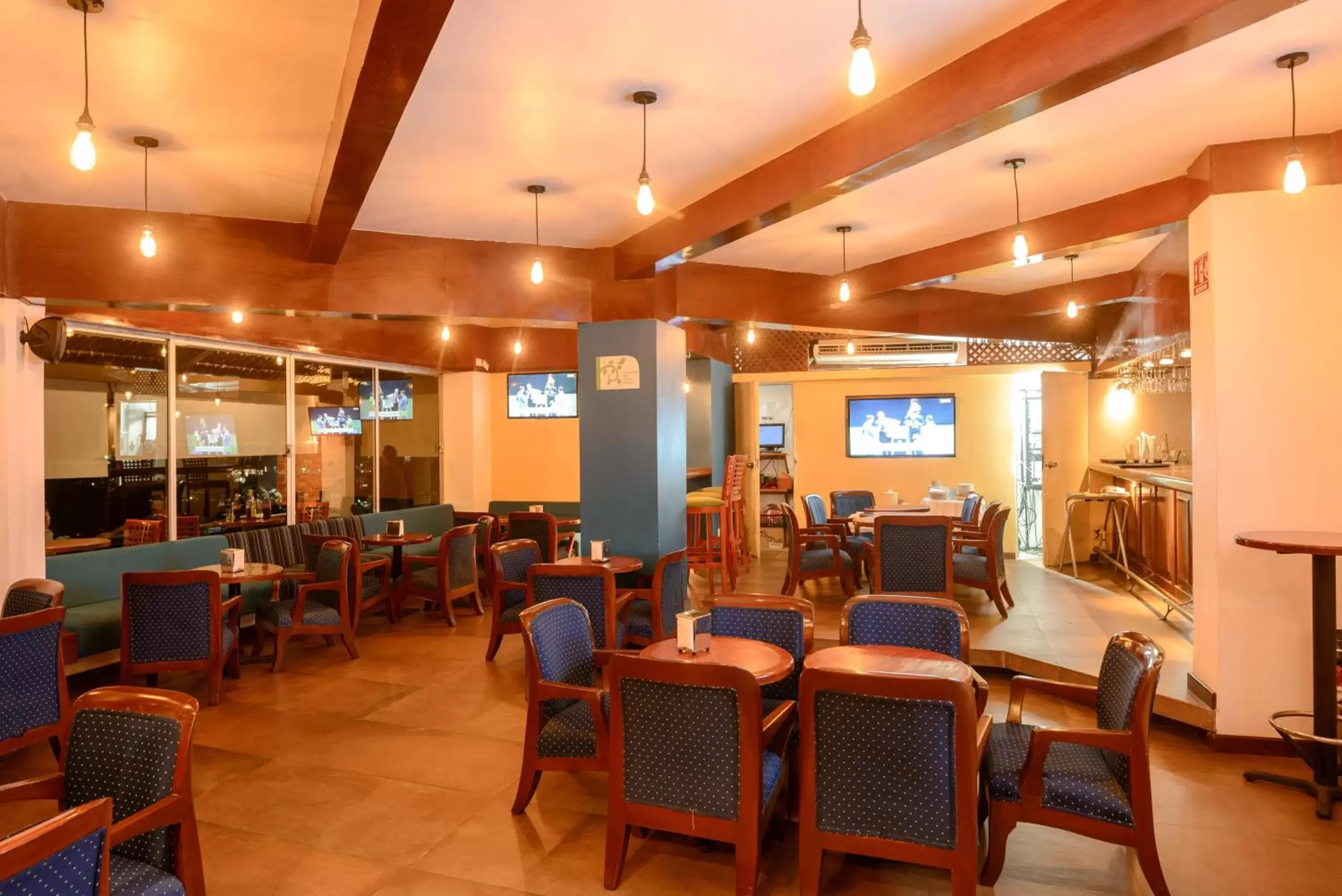 Lounge or bar, Restaurant/Places to Eat in Hotel Loma Real