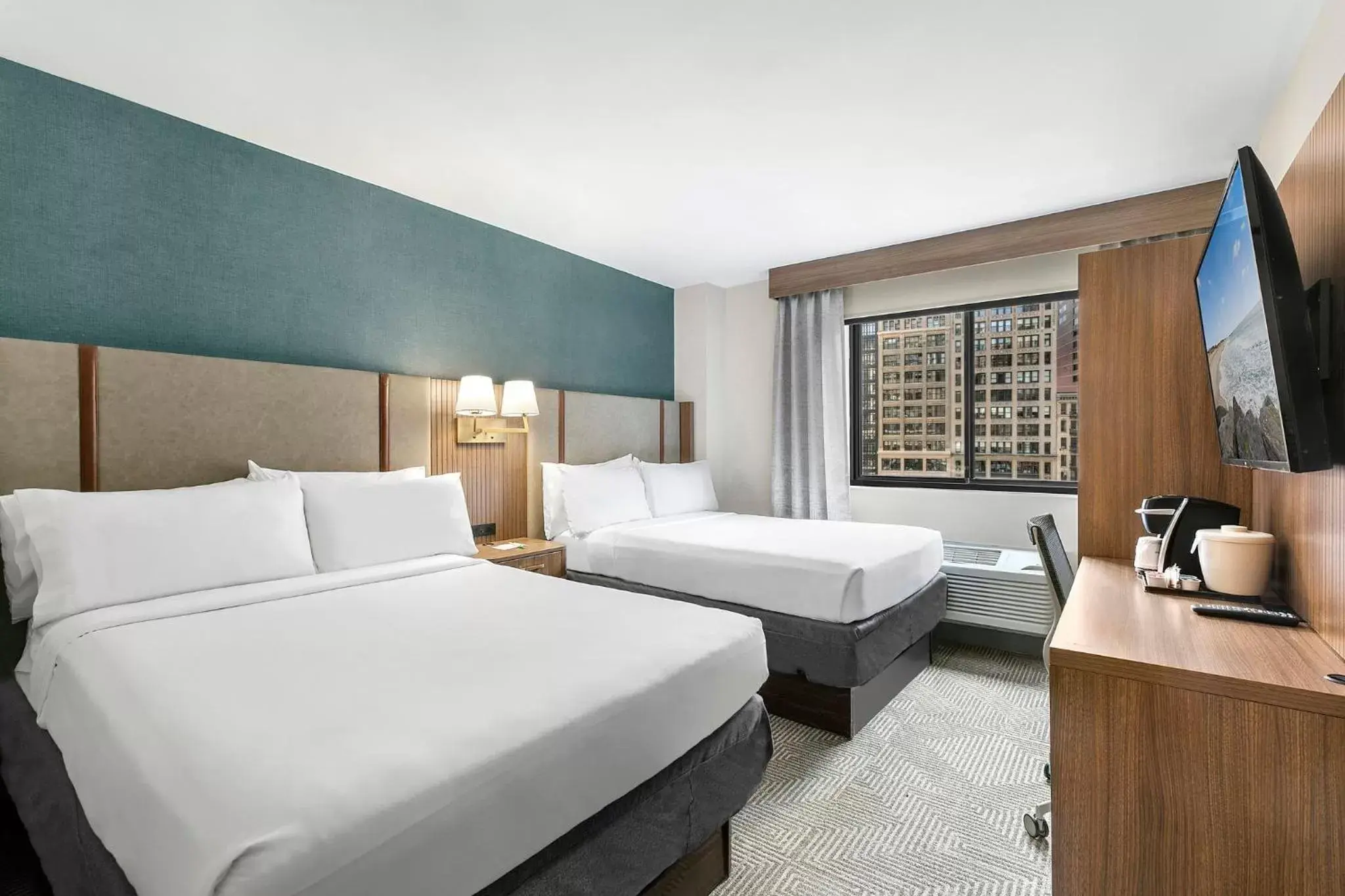 Photo of the whole room, Bed in Holiday Inn Manhattan 6th Ave - Chelsea, an IHG Hotel