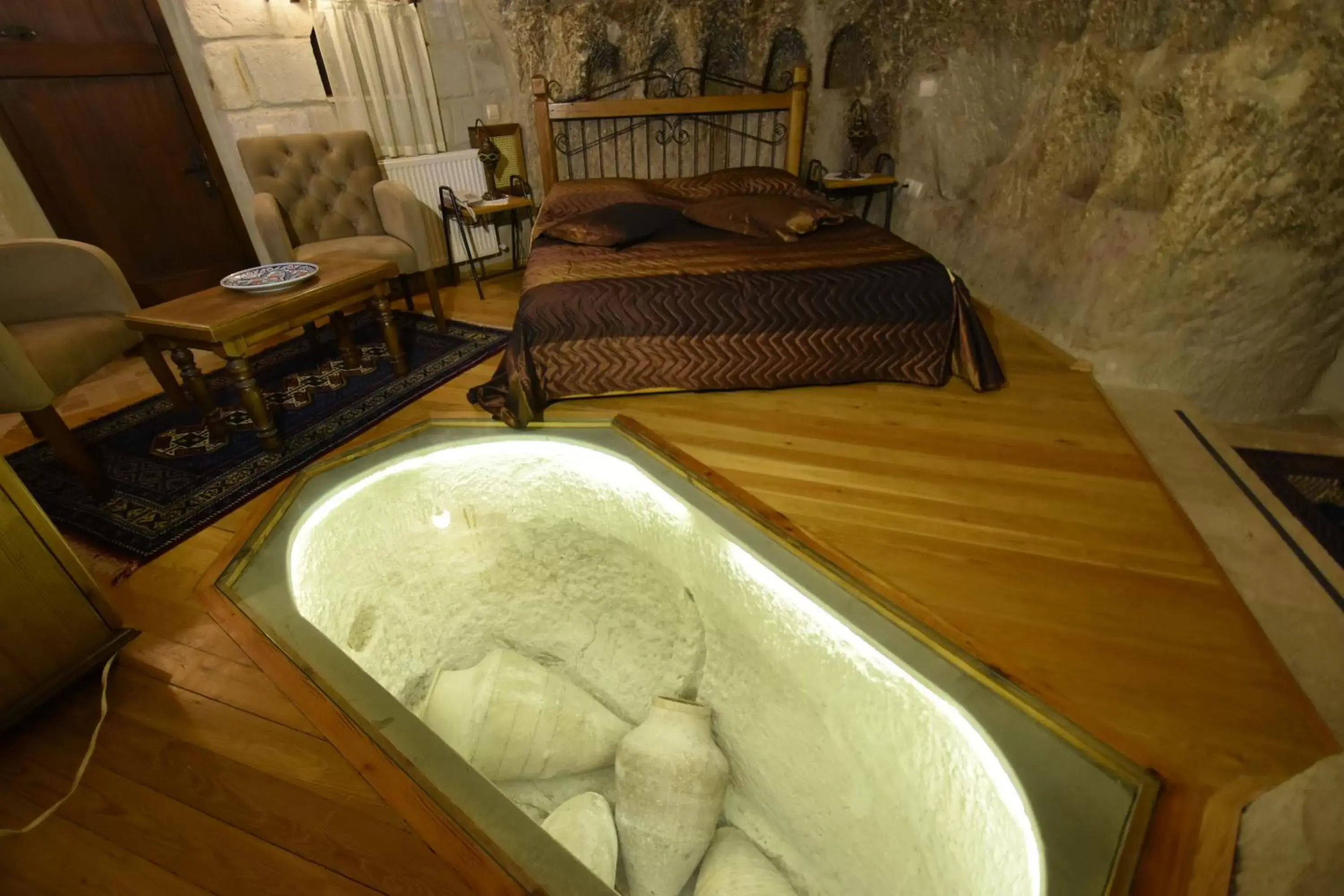 Bed, Seating Area in Harman Cave Hotel