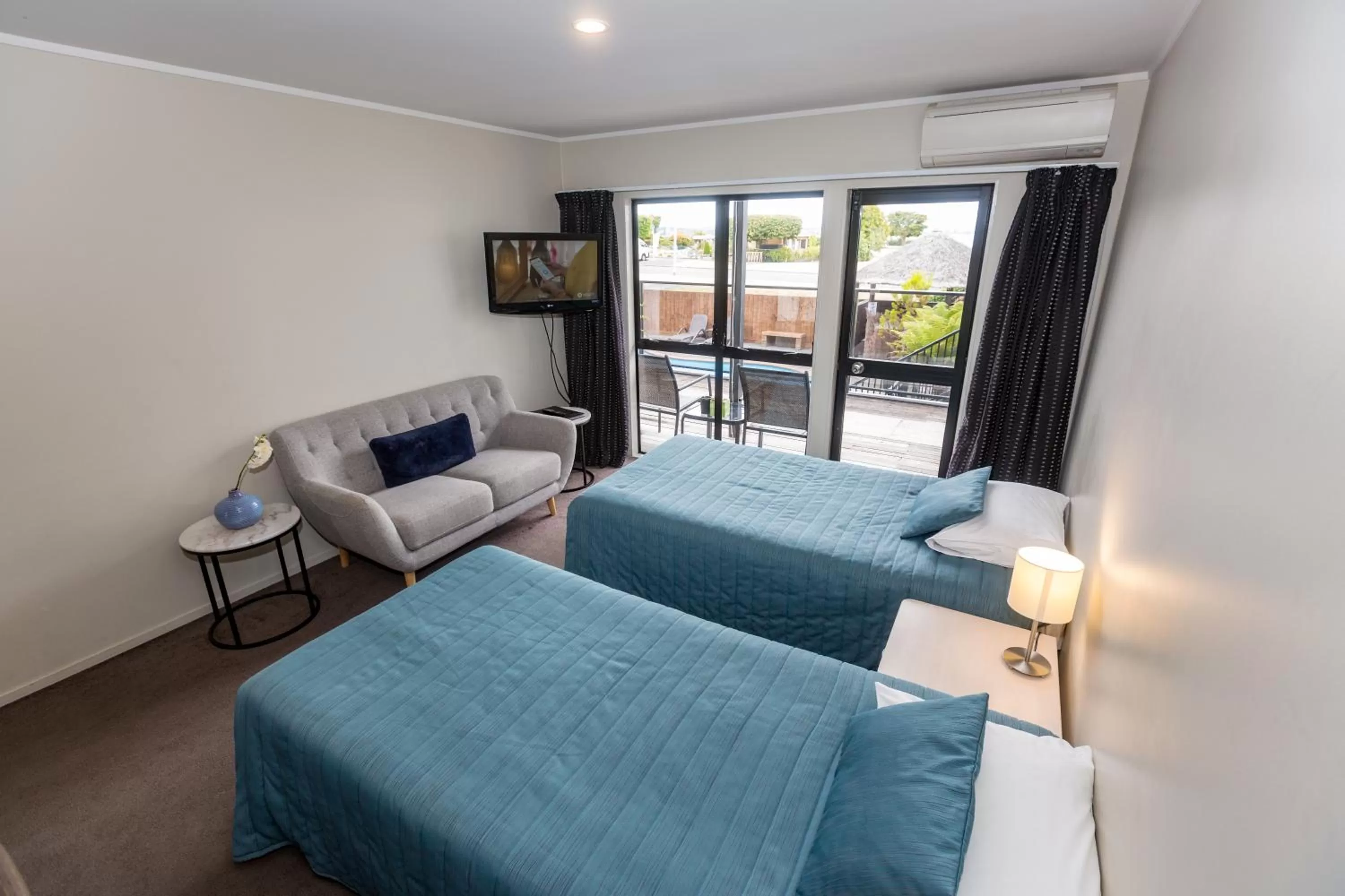 Bed in Le Chalet Suisse Motel Taupo