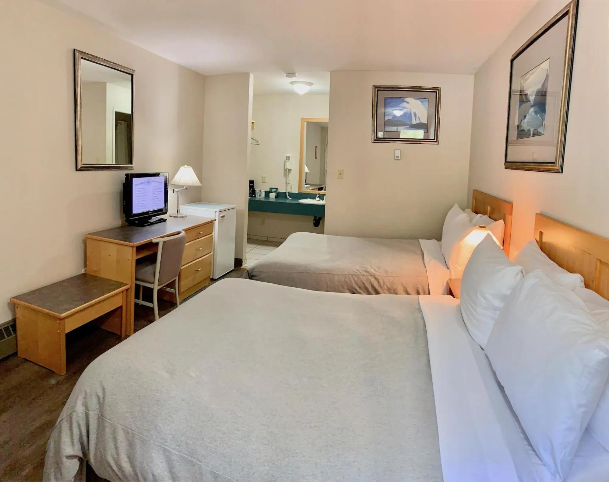 Photo of the whole room, Bed in Sunwapta Falls Rocky Mountain Lodge