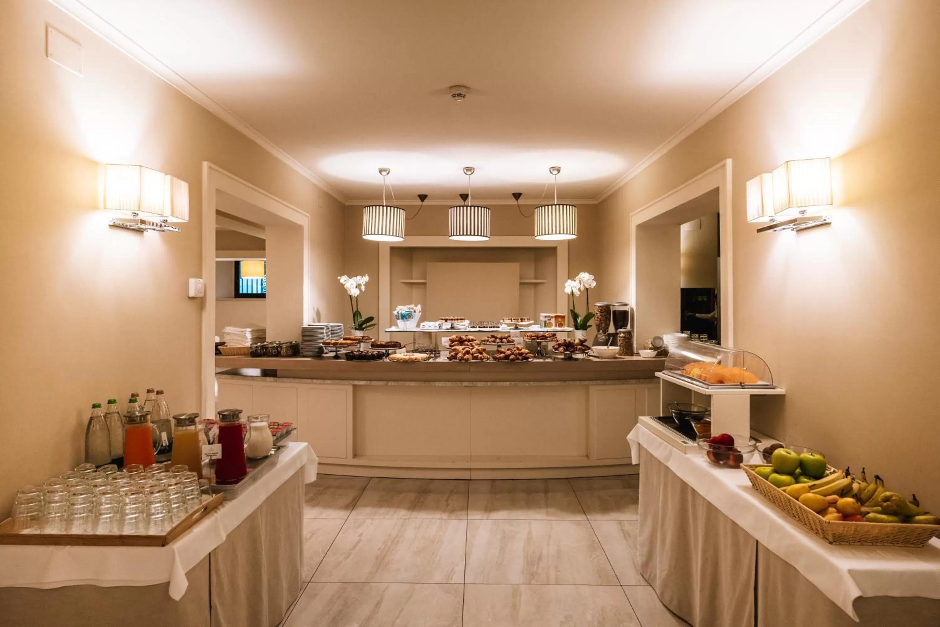 Food and drinks in Hotel De La Ville