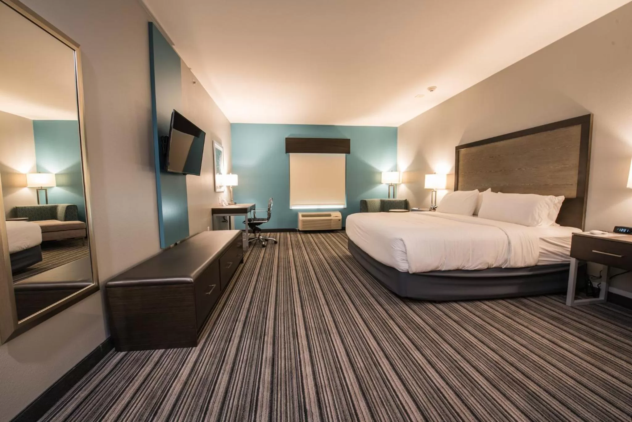 TV and multimedia, Bed in Holiday Inn Express & Suites Houston - Hobby Airport Area by IHG