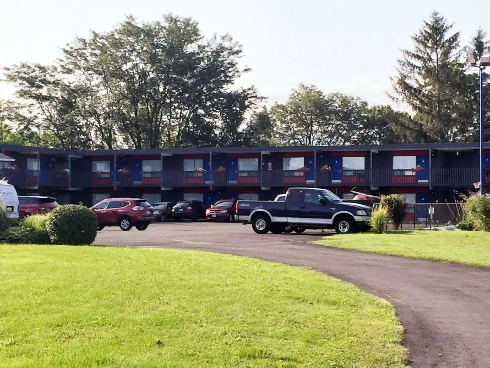 Property building in Villager Lodge Niagara Falls