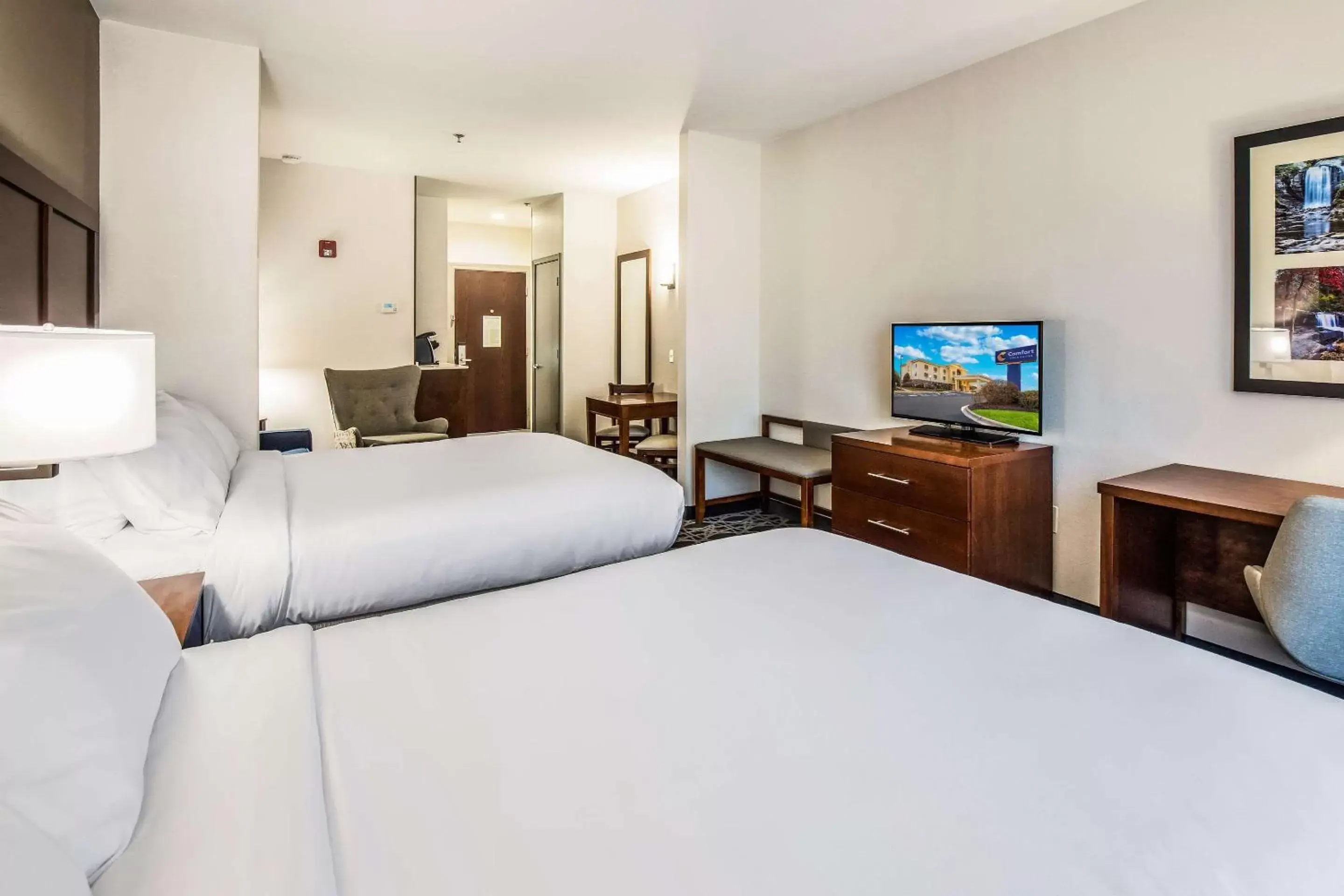 Photo of the whole room, Bed in Comfort Inn & Suites