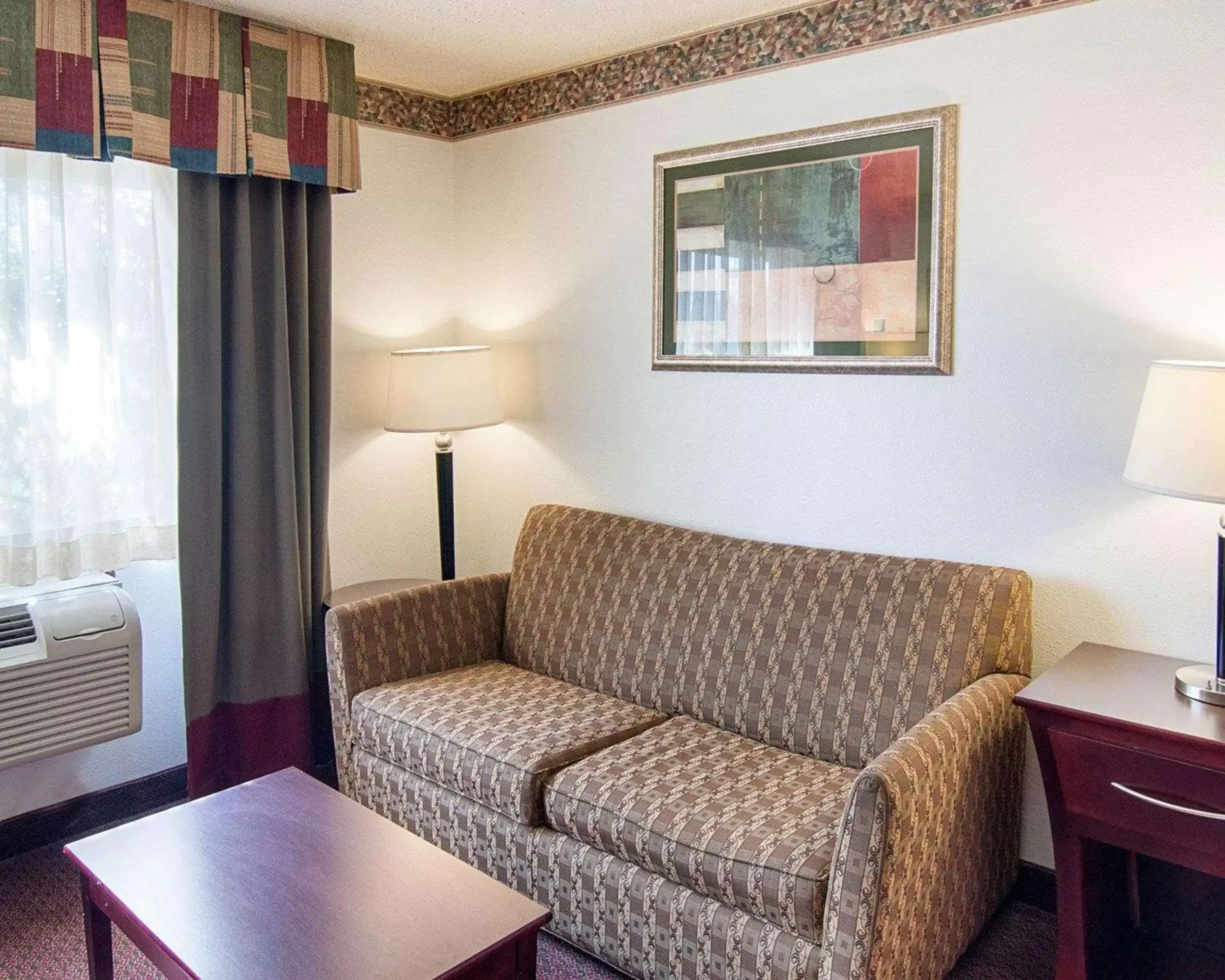 Photo of the whole room, Seating Area in Quality Inn Midland