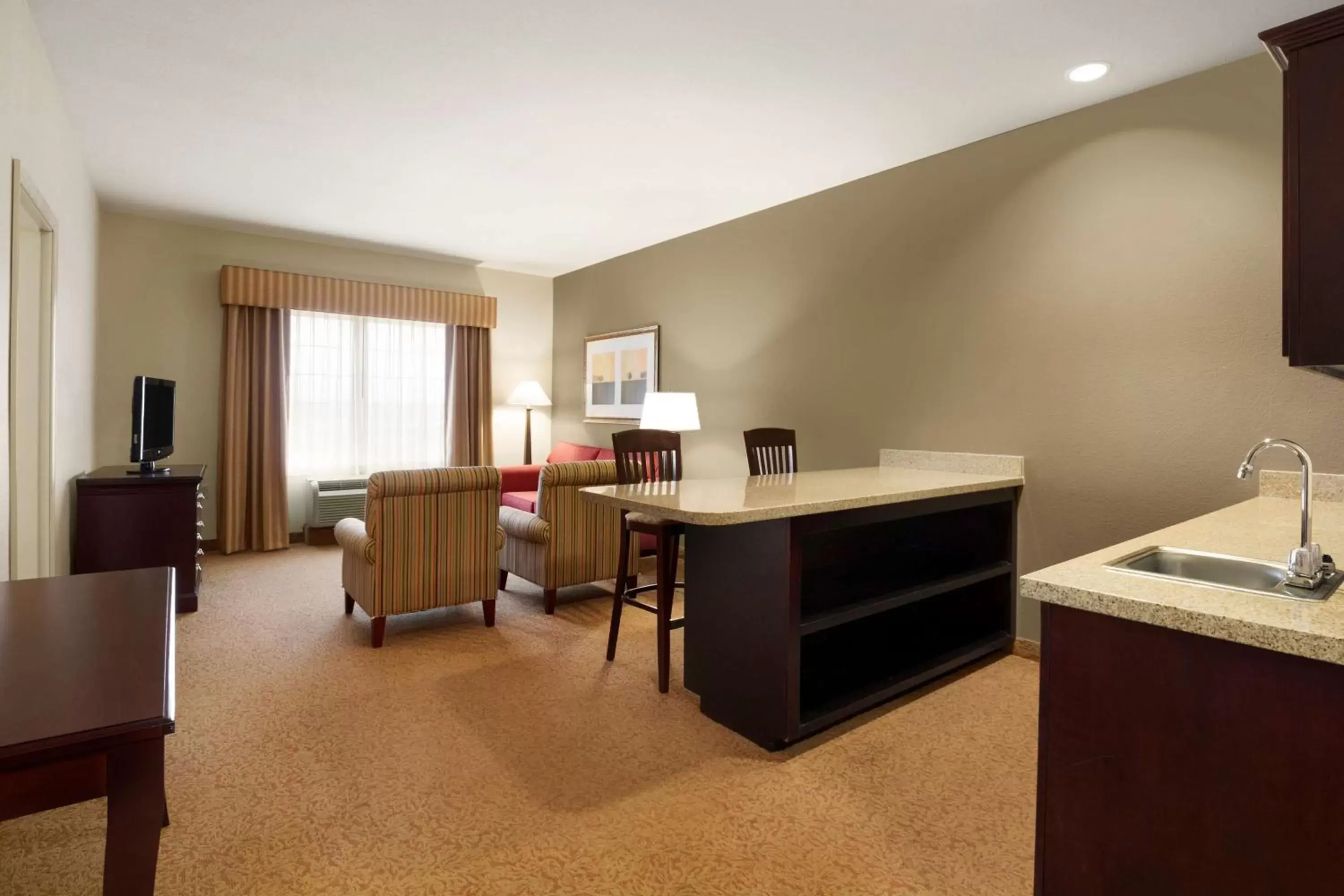 Photo of the whole room, Kitchen/Kitchenette in Country Inn & Suites by Radisson, Oklahoma City - Quail Springs, OK