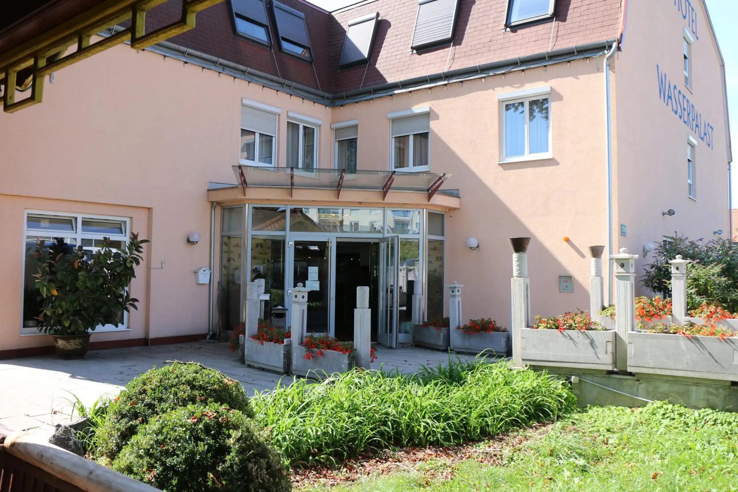 Facade/entrance, Property Building in Hotel Wasserpalast