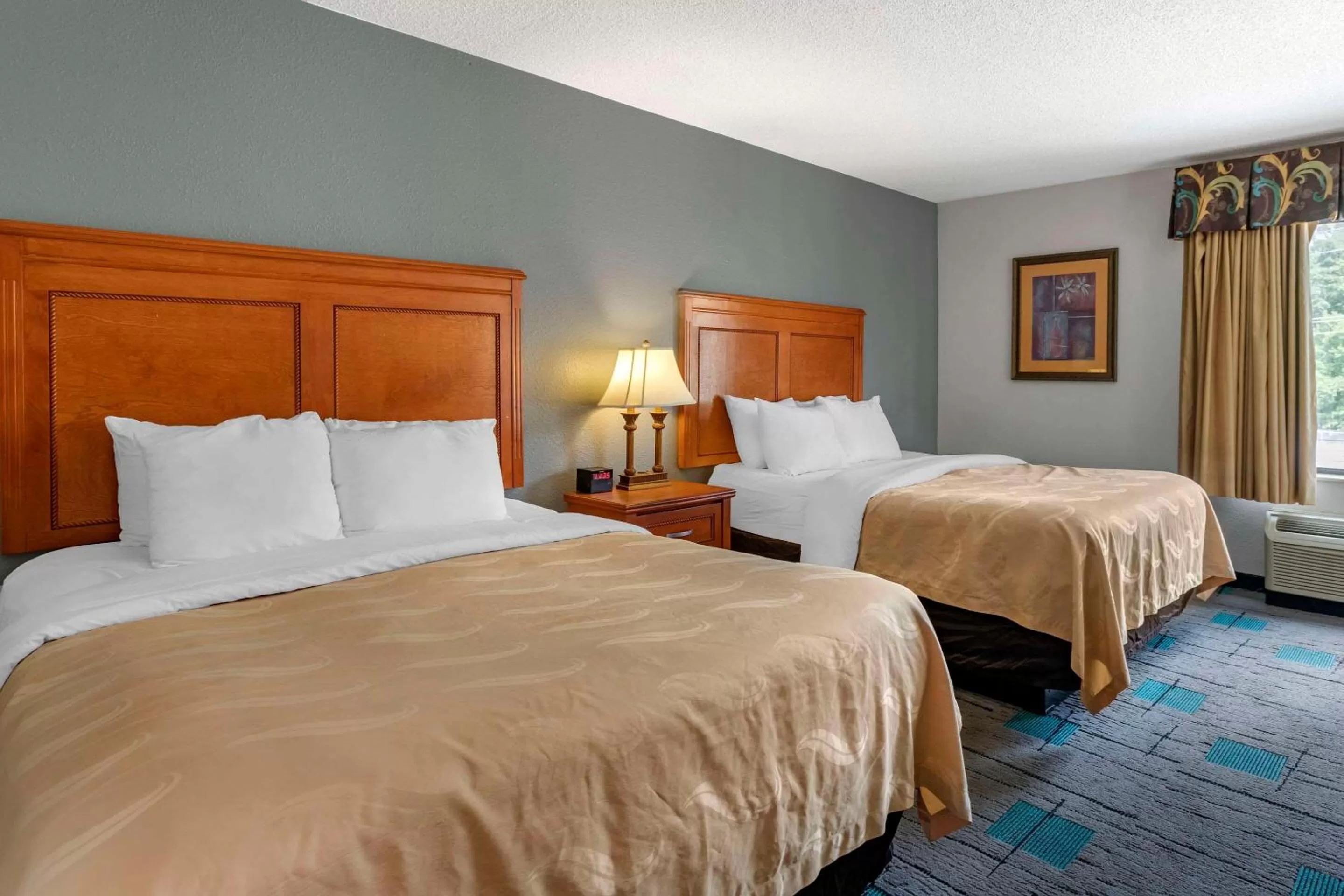 Bedroom, Bed in Quality Inn & Suites Chattanooga West near Lookout Mountain