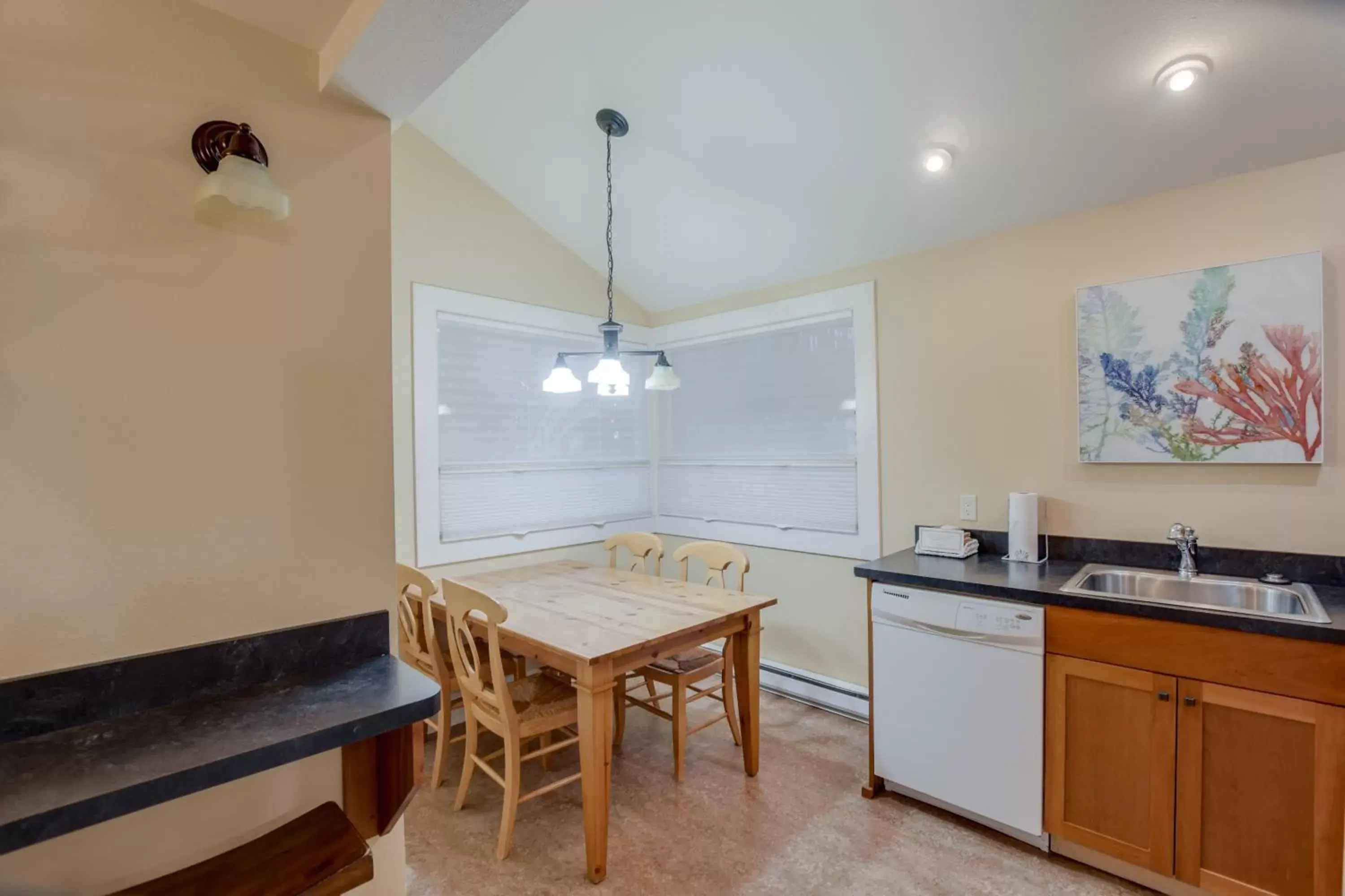 Dining area, Kitchen/Kitchenette in The Waves