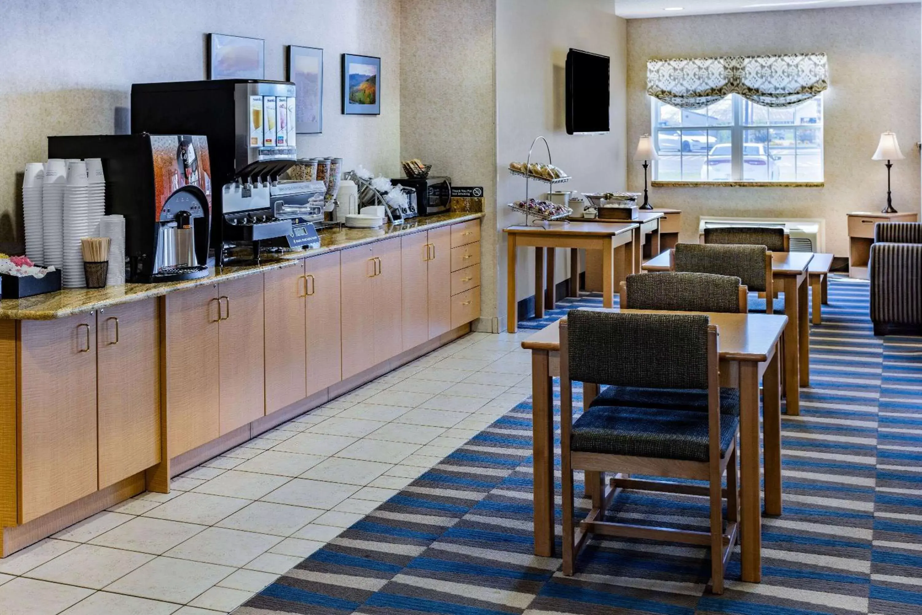 Breakfast in Microtel Inn & Suites by Wyndham Plattsburgh Breakfast in Microtel Inn & Suites by Wyndham Plattsburgh