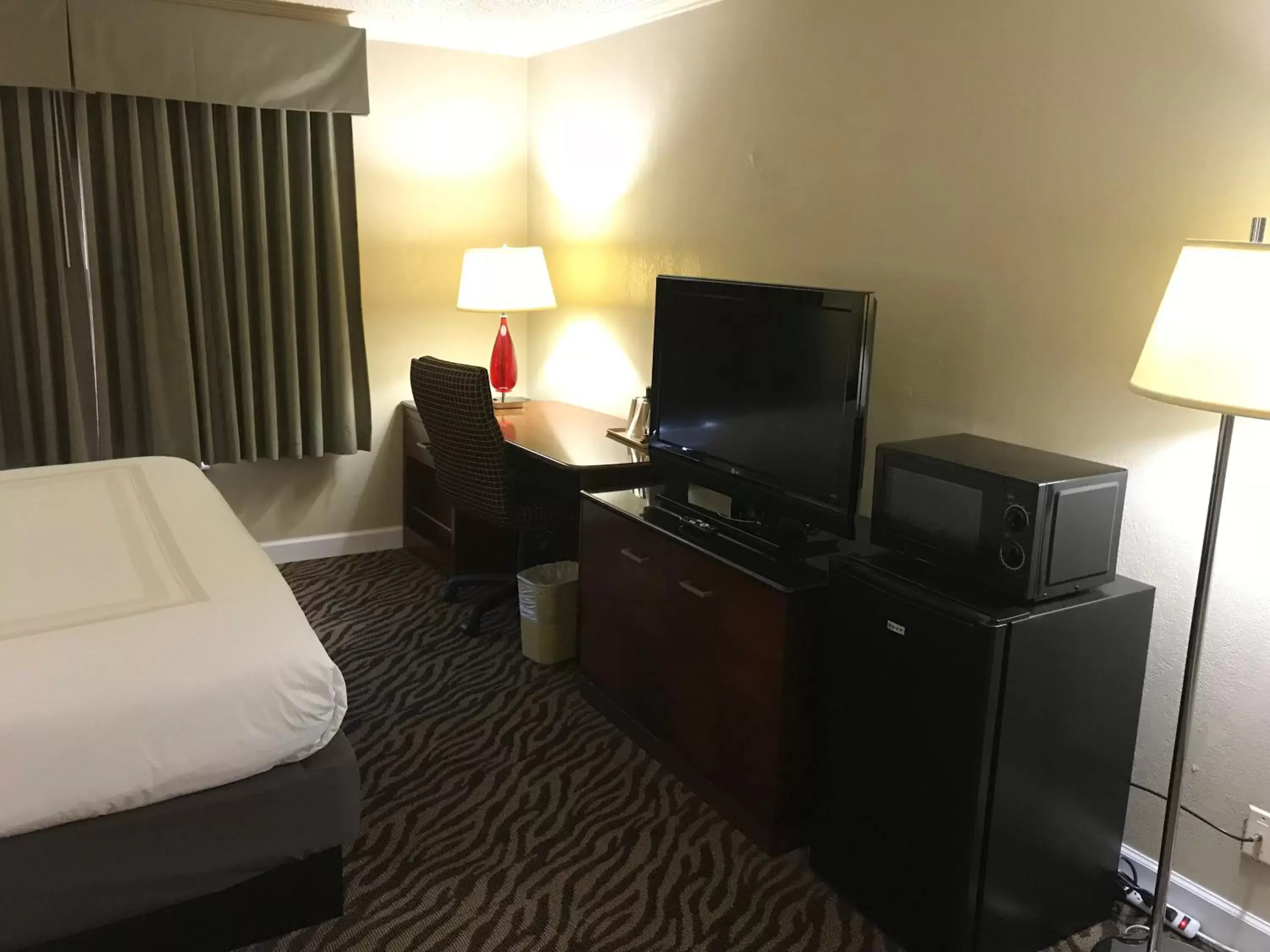 TV/Entertainment Center in Hometown Inn & Suites