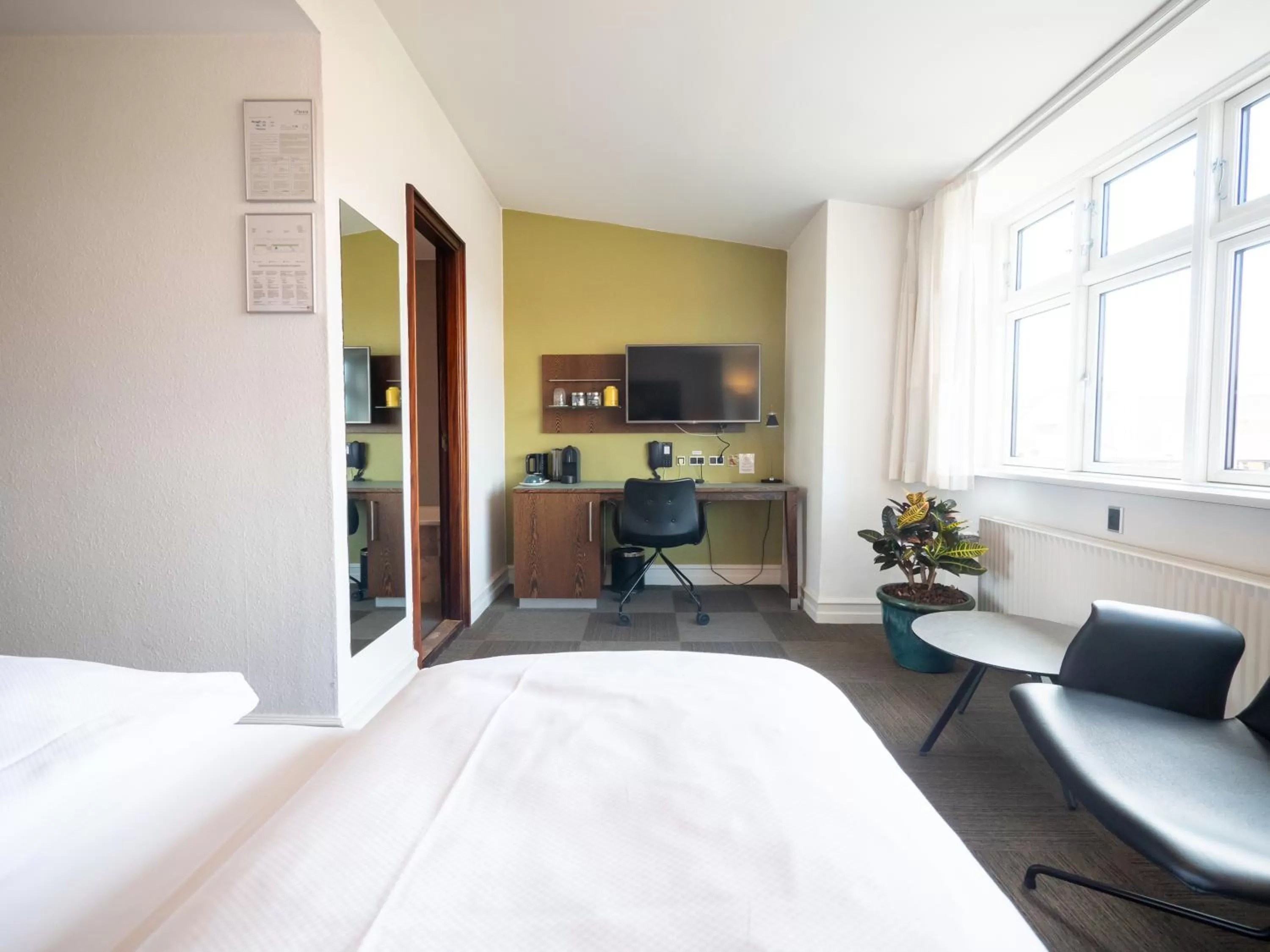 Communal lounge/ TV room, Bed in Hotel Europa