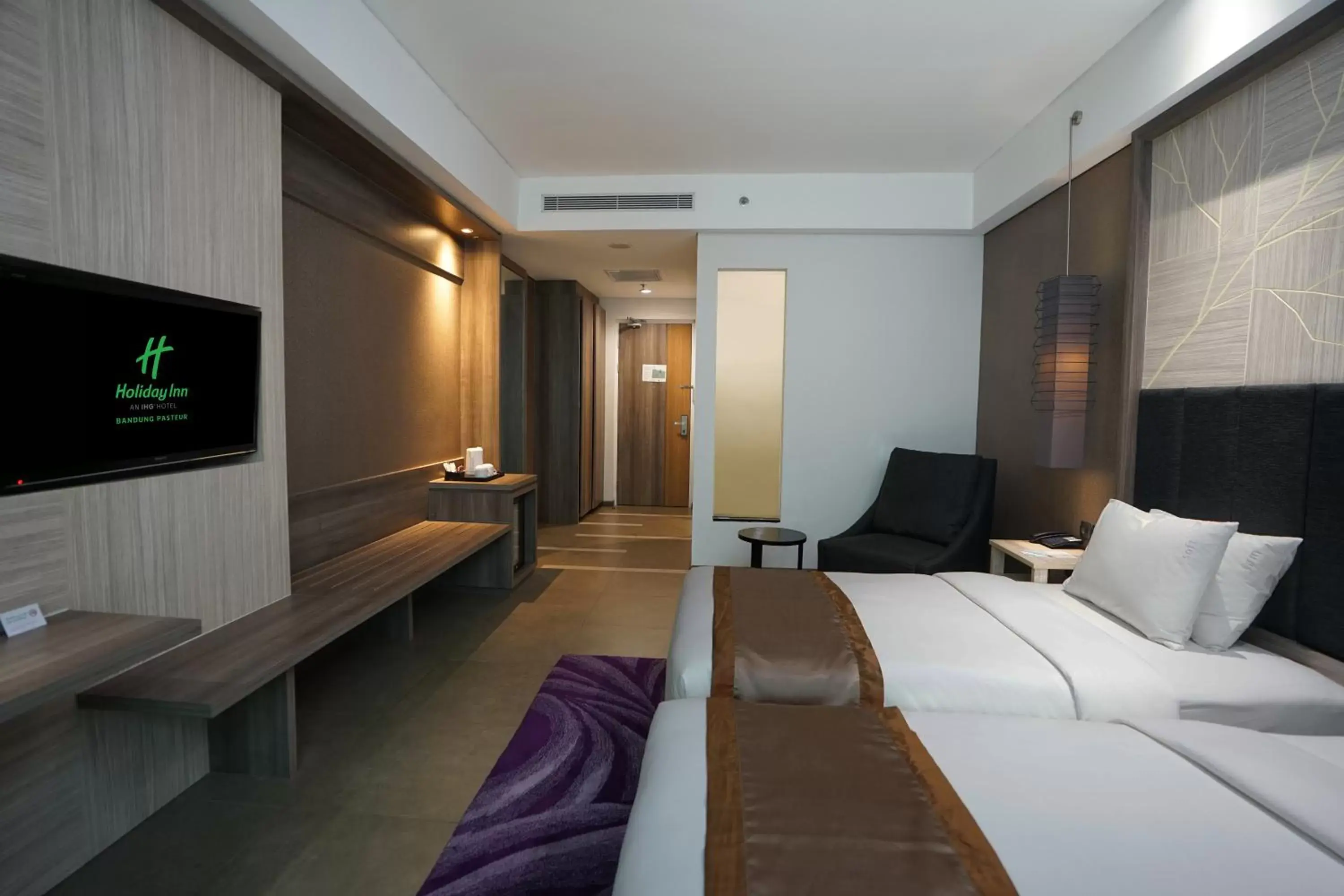 Bed, TV/Entertainment Center in Holiday Inn Bandung Pasteur, an IHG Hotel