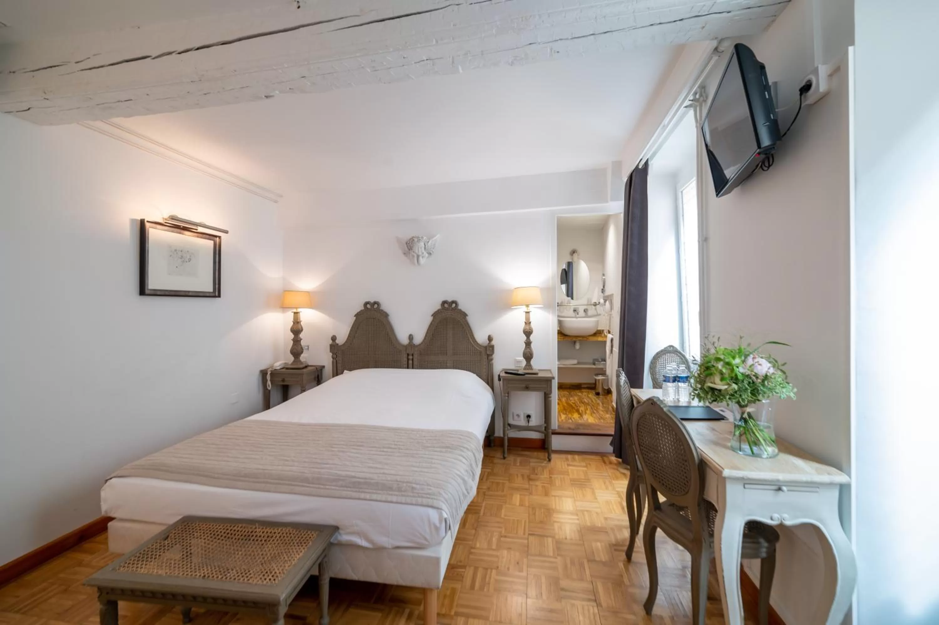 Bed in Logis - Hotel De La Mairie