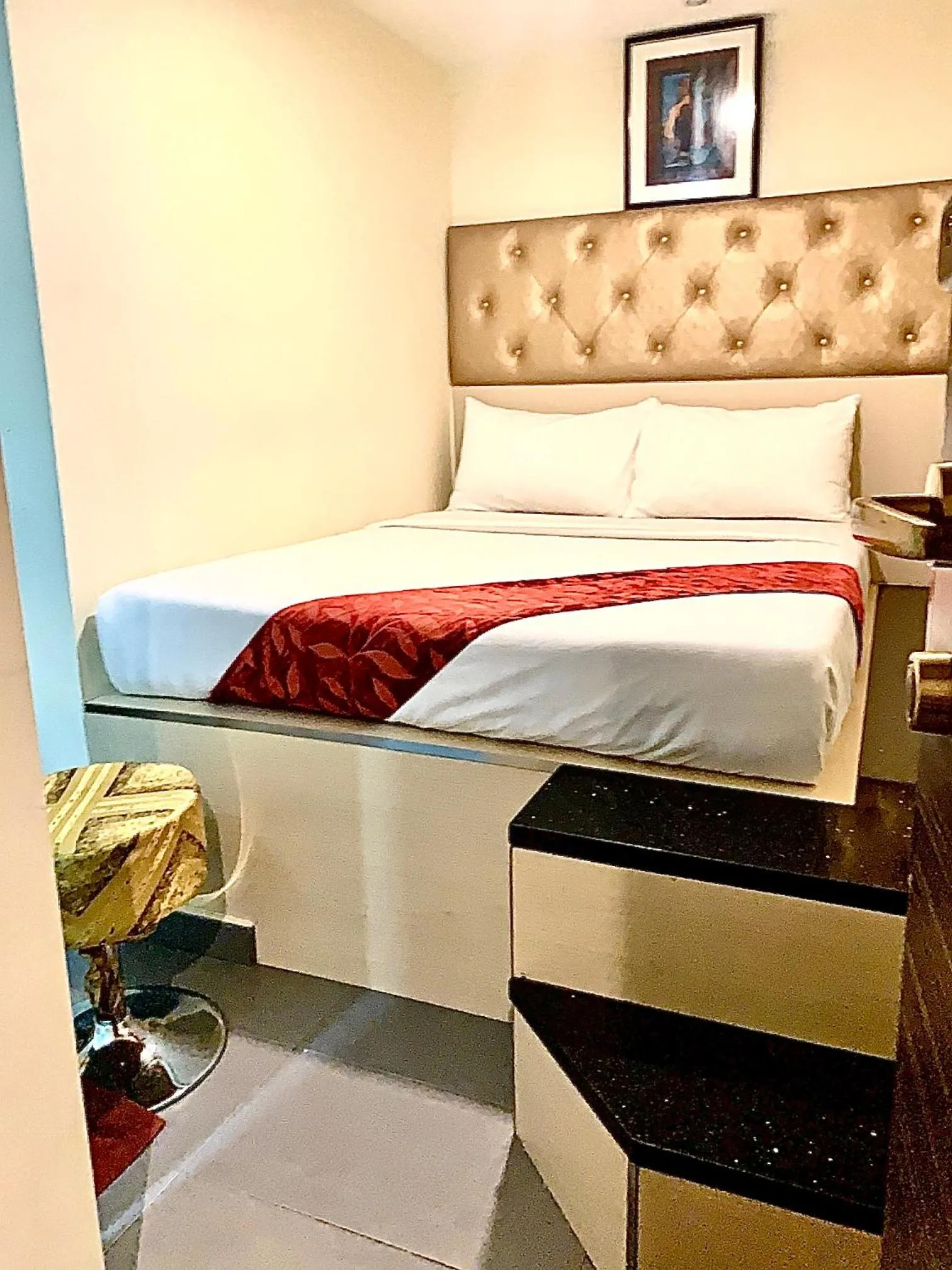 Bed in Sandpiper Hotel Singapore