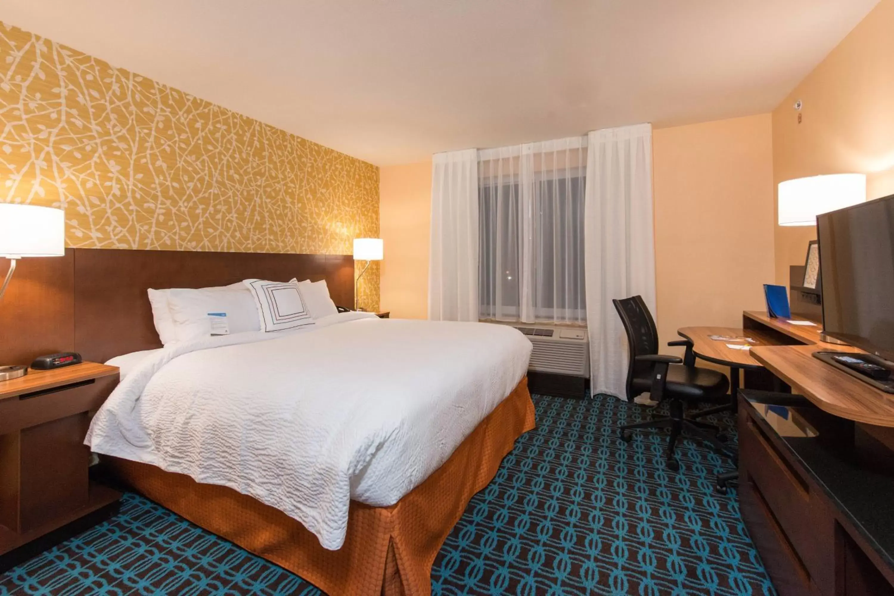 Photo of the whole room, Bed in Fairfield Inn & Suites by Marriott Atmore