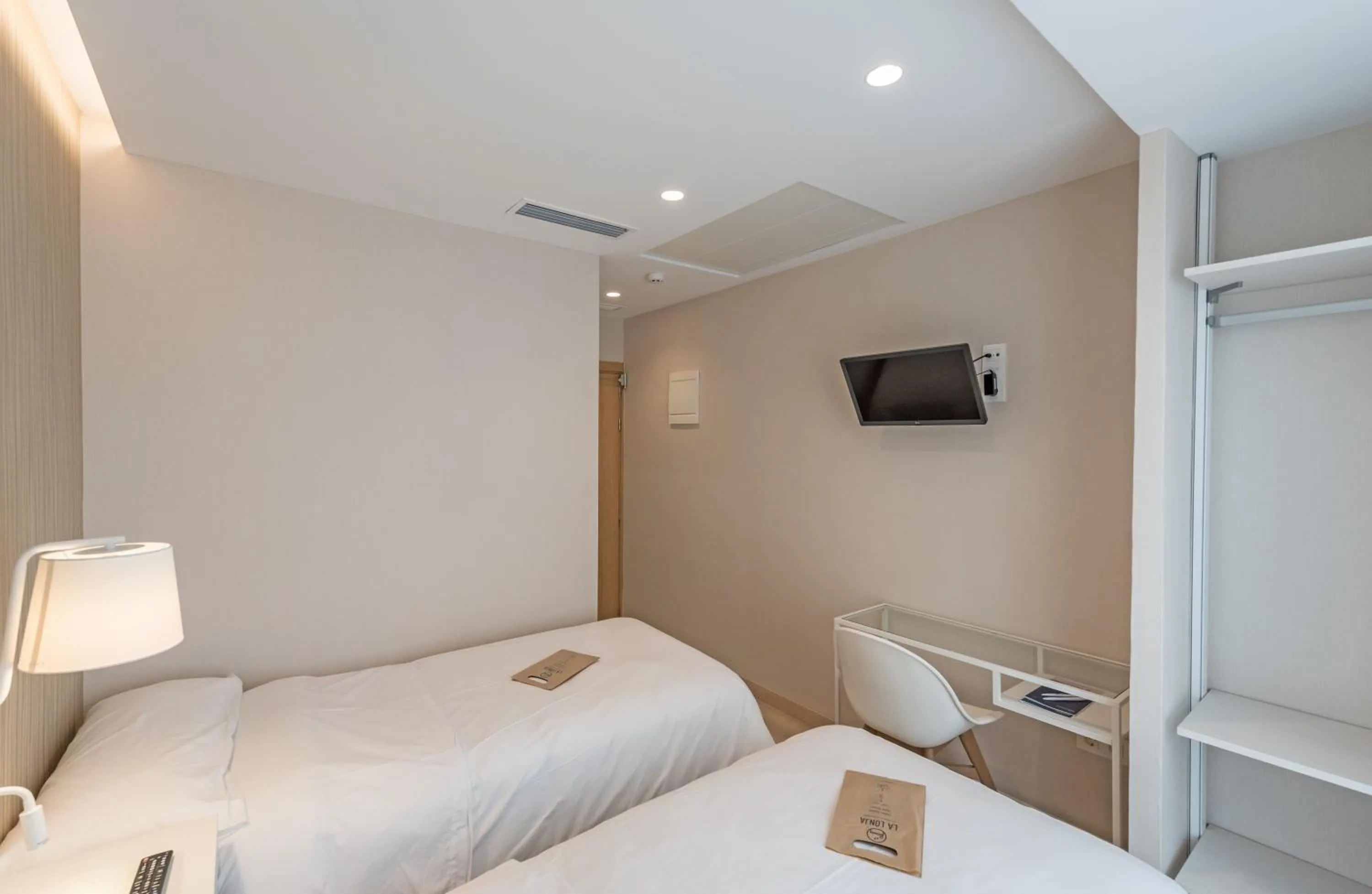 Photo of the whole room, Bed in La Lonja